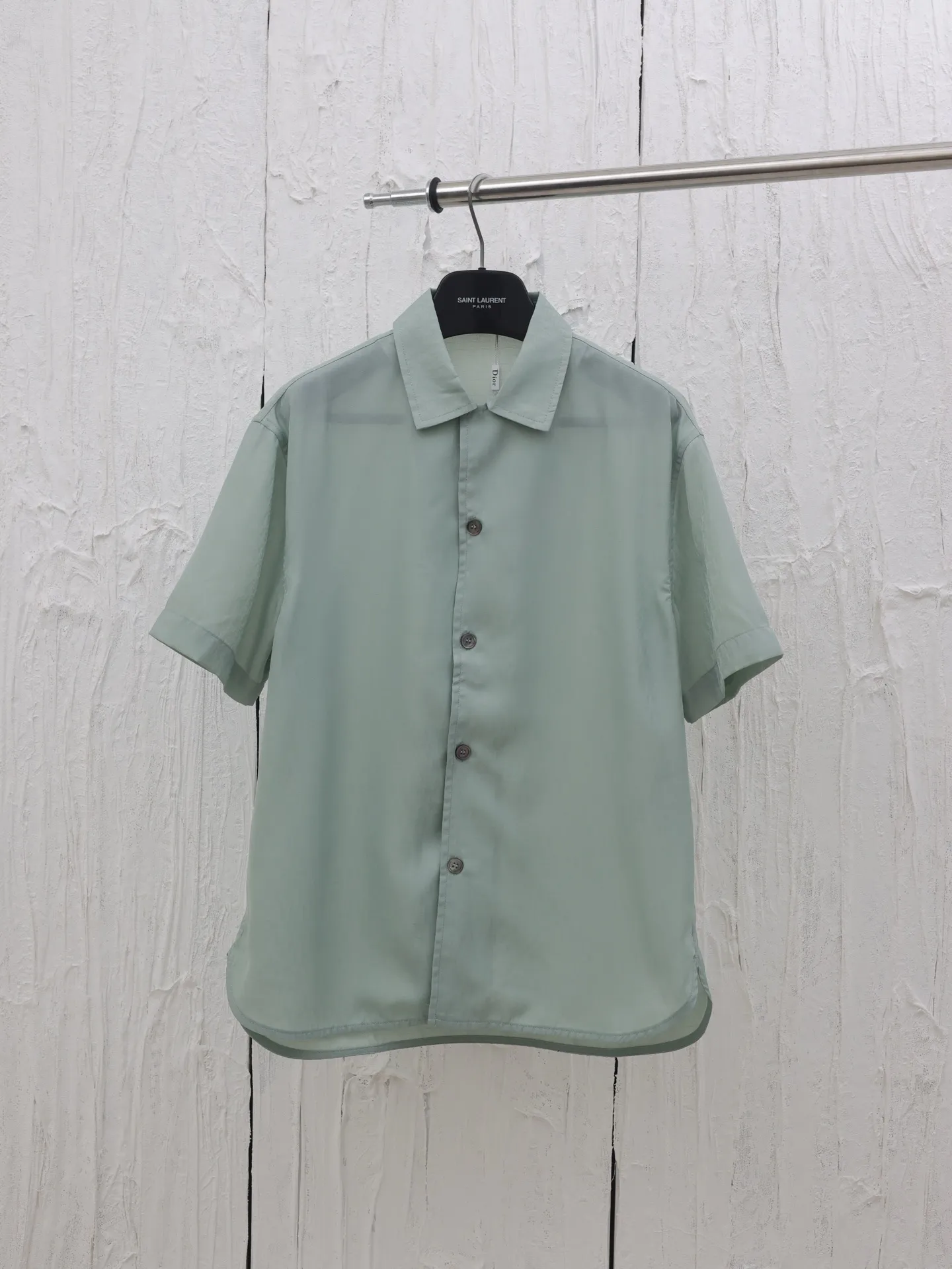 🅿️430 Dio*/Dior mulberry silk and cotton blended jacquard fabric Obliaue jacquard suit short-sleeved shirt This is from the 2024 beachwear limited series, highlighting the classic Oblique print. Carefully crafted from green mulberry silk and cotton blended jacquard fabrics, the arc-shaped hem design highlights a casual style. Wear with the matching pieces for a sophisticated summer look.  Size：S/M/L/XL