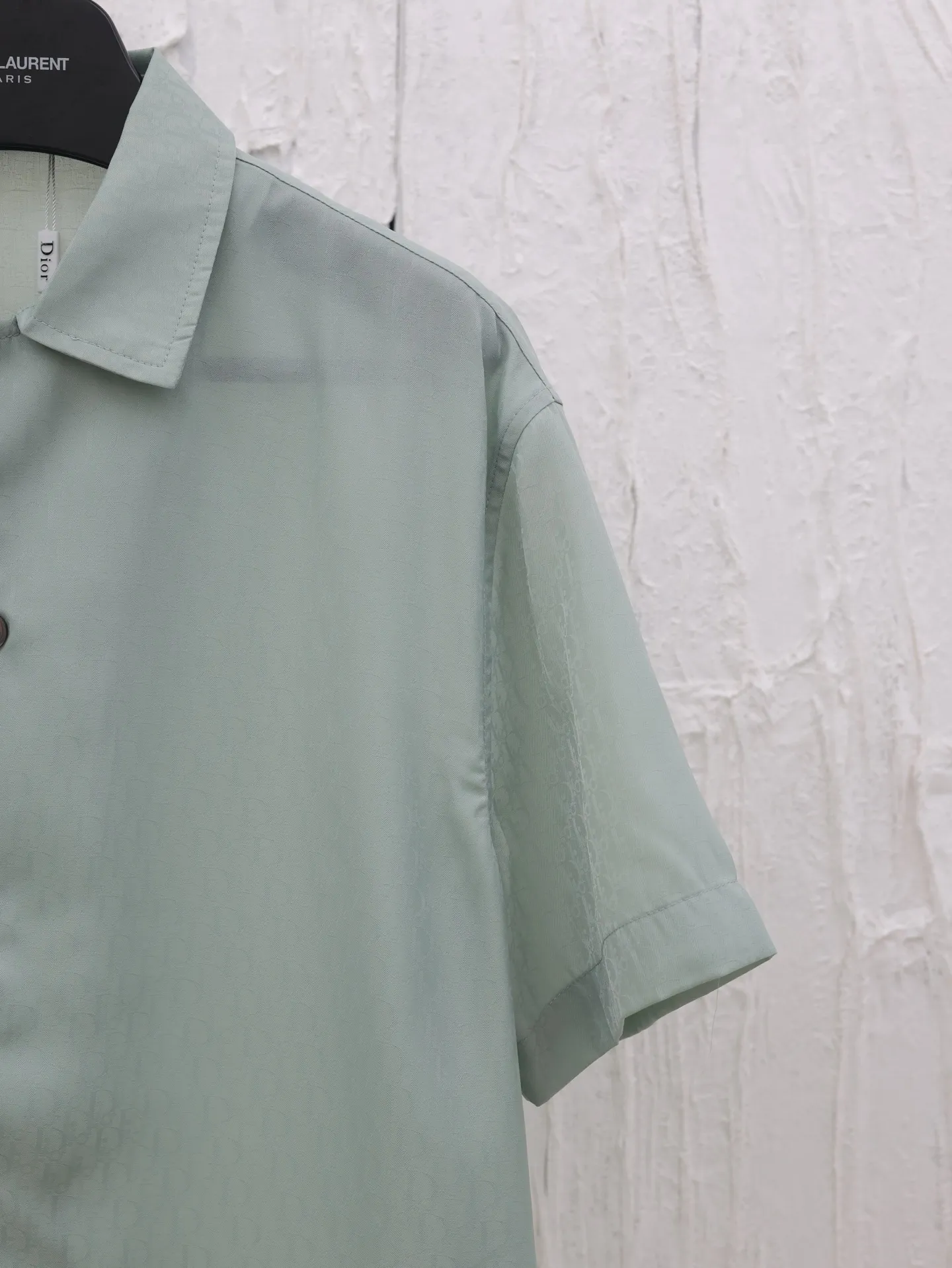 🅿️430 Dio*/Dior mulberry silk and cotton blended jacquard fabric Obliaue jacquard suit short-sleeved shirt This is from the 2024 beachwear limited series, highlighting the classic Oblique print. Carefully crafted from green mulberry silk and cotton blended jacquard fabrics, the arc-shaped hem design highlights a casual style. Wear with the matching pieces for a sophisticated summer look.  Size：S/M/L/XL