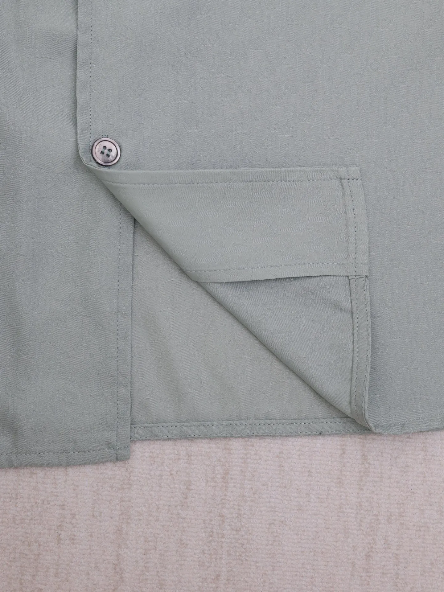 🅿️430 Dio*/Dior mulberry silk and cotton blended jacquard fabric Obliaue jacquard suit short-sleeved shirt This is from the 2024 beachwear limited series, highlighting the classic Oblique print. Carefully crafted from green mulberry silk and cotton blended jacquard fabrics, the arc-shaped hem design highlights a casual style. Wear with the matching pieces for a sophisticated summer look.  Size：S/M/L/XL