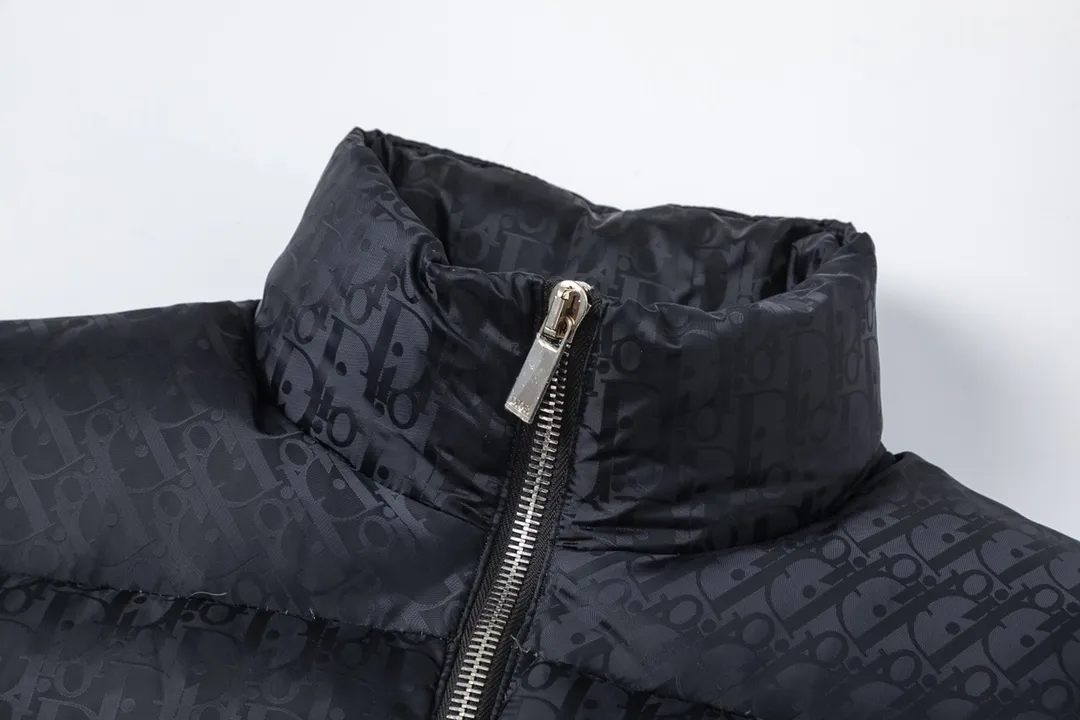 🅿️700 (with dust bag) Dior/Dior 20fw all-over dark pattern presbyopic down vest cd black jacquard technical fabric oblique print This sleeveless jacket is decorated with tonal oblique print throughout, paying tribute to the classic pattern. Crafted from warm technical fabric, it features a black Dior logo patch on the back of the collar. Adds elegance to any look. Tonal oblique print throughout, DR logo patch on back of collar, sleeveless stand collar, two-way zipper pull with DR logo engraved zipper pull, side welt pockets, drawstring elastic hem, 100% polyamide Color: Black/Navy/Pearl Size: 44/46/48/50/52/54