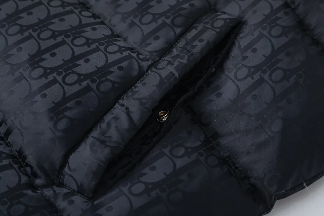 🅿️700 (with dust bag) Dior/Dior 20fw all-over dark pattern presbyopic down vest cd black jacquard technical fabric oblique print This sleeveless jacket is decorated with tonal oblique print throughout, paying tribute to the classic pattern. Crafted from warm technical fabric, it features a black Dior logo patch on the back of the collar. Adds elegance to any look. Tonal oblique print throughout, DR logo patch on back of collar, sleeveless stand collar, two-way zipper pull with DR logo engraved zipper pull, side welt pockets, drawstring elastic hem, 100% polyamide Color: Black/Navy/Pearl Size: 44/46/48/50/52/54