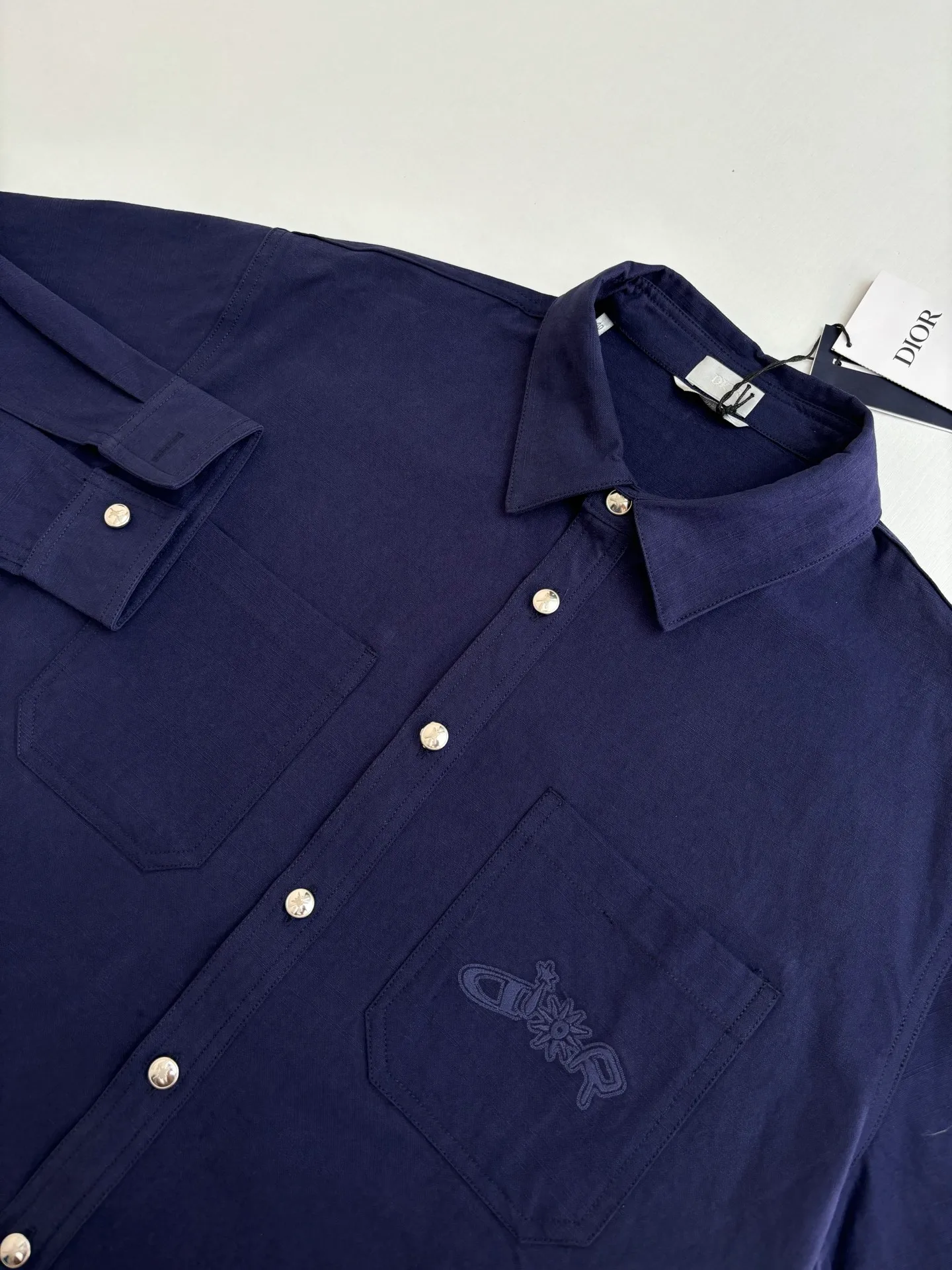 🅿️460 DIO*/Dior 25 autumn and winter new LH Hamilton co-branded embroidered shirt is made of custom-made blue cotton fabric, which feels soft and waxy yet sinewy, not comparable to cheap products! It uses a fabric pre-shrinking and setting machine imported from Italy. It does not deform or shrink no matter how many times it is washed, and the color is firmly locked in. The more I look at it, the more I like it! The chest and trouser legs are decorated with embroidery. Every stitch of the Swiss high-precision embroidery machine is stably and accurately embroidered. The lines of the joint pattern are smooth and the same color as the fabric but with a sense of layering! The old letter printed label on the back waist, high temperature and high pressure "welds" the pattern on the fabric, which can be matched with many types of clothing to create a fashionable look. Customized accessories, three complete sizes Size: S/M/L/XL