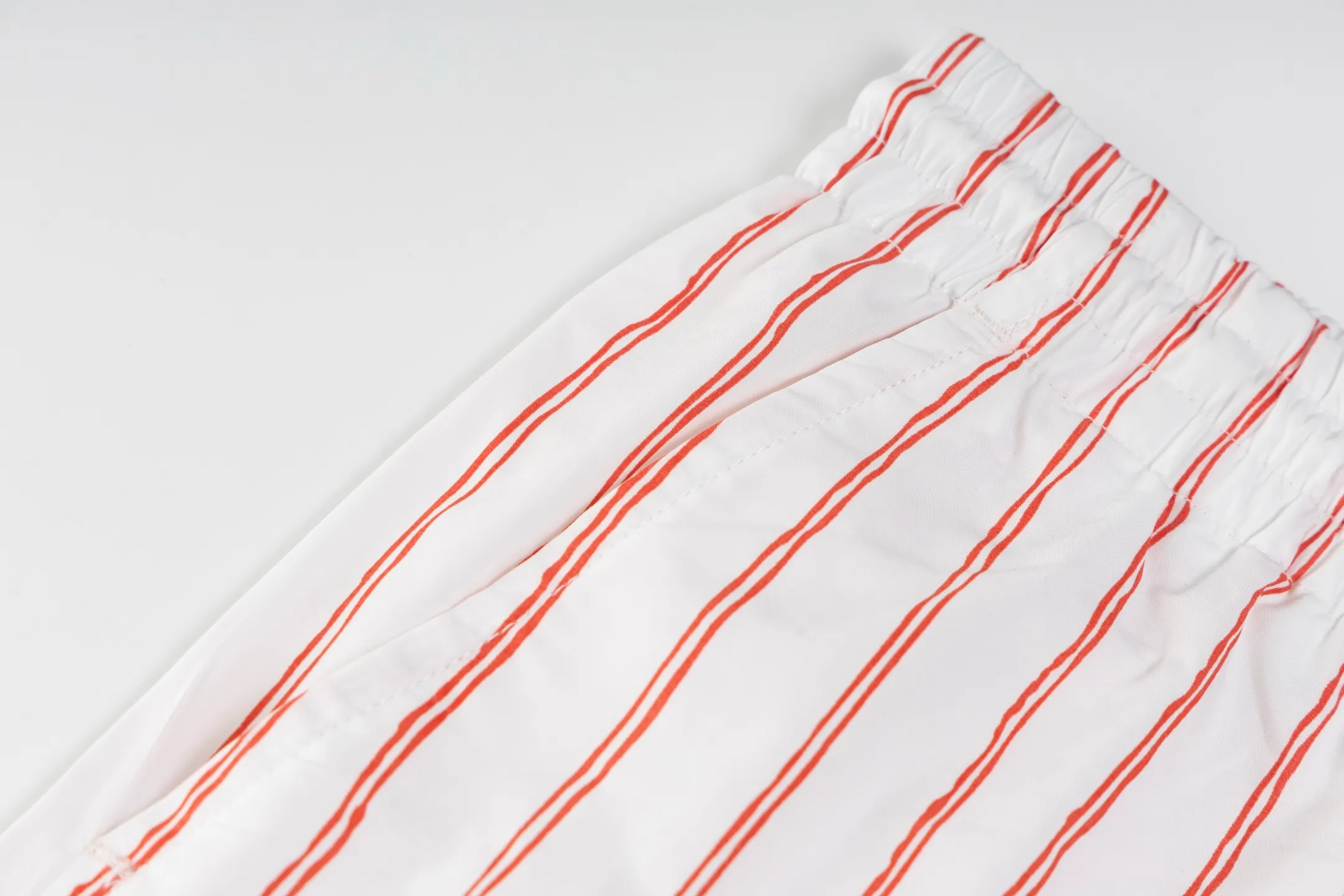 🅿️330 [Exclusive supply] CD 25SS striped embroidered shorts (red) The fabric is carefully crafted from cotton and linen blended fabrics, red satin. These shorts are decorated with ivory and red stripes to pay tribute to nature. They are equipped with slant pockets and elastic waistband to create an ideal fit. The hem is decorated with reinterpreted red Dior embroidery to add a fashionable style, showcasing Dio For My Real Friends from the DIO AND HYLTON NEL joint series. The logo adds sophistication to the design and can be worn with everyday clothing. Size:S-M-L-XL