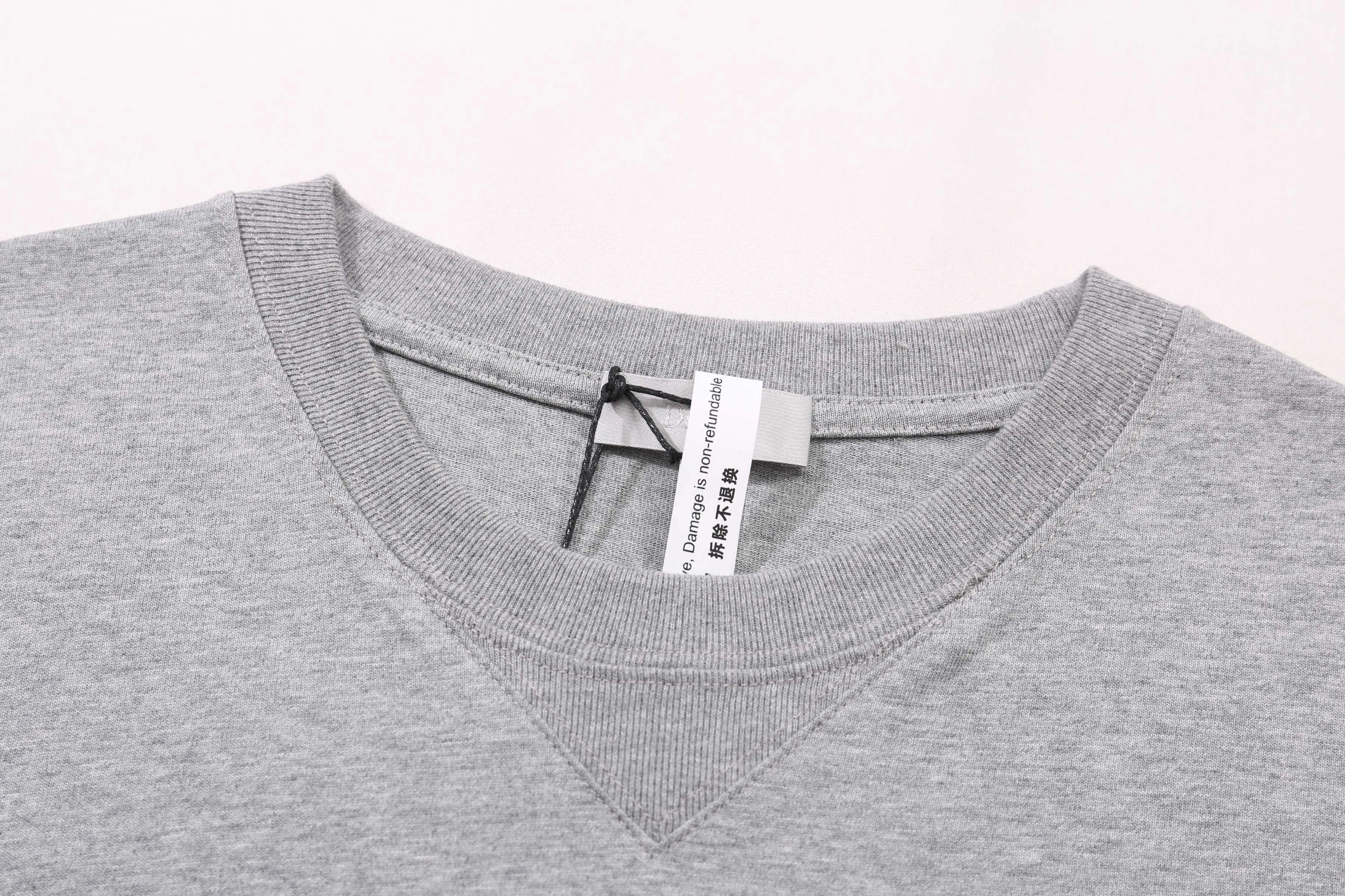 🅿️190 Correct version of high-quality Di0R couture blade embroidered short-sleeved T-shirt. This style is made of original custom-woven 26-count double-ply yarn, and the garment is washed and processed. It has the iconic triangle collar and blade embroidery on the chest! Simple and stylish! SIZE: XS S M L