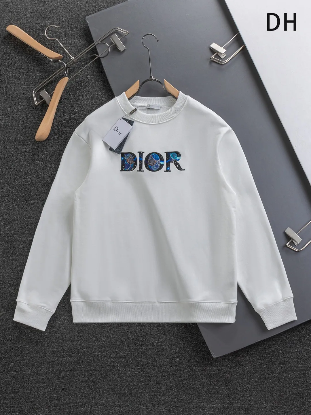 🅿️280 Dior Dior micro wide version CD micro wide version S-Xl 25ss autumn and winter sweatshirt, forever unbeatable, classic style, permanent boutique, timeless classic washed style at the counter, classic starry sky on the chest🌃Dior three-dimensional embroidered letter logo🪡 embroidery, washed heavy craftsmanship logo pattern on the collar, sleeves and hem, heavy craftsmanship, same style for men and women Short-sleeved T-shirt, cotton blended terry jersey fabric, originally developed. This is from the 2025 beachwear limited series. The all-logo jacquard towel highlights the classic Obliave flower. It is matched with an S-shaped round neck and topstitching. It is unique. The whole body is decorated with obliqve jacquard. The ribbed round neck is matched with V-shaped topstitching. Customized accessories. The whole body is customized and developed according to the Y board... Complete with three standards, it can control various styles, to Dior Salute to a historic year! Coupled with the blessing of full-flower cotton material, both the upper body comfort and the existence are unparalleled. It can be said to be a must-have companion in summer. The excellent breathability and comfortable wearing feeling are unparalleled~ Recommended! ! Same style for men and women! Color: Black White Size: S-XL Size chart: S: Shoulder width 51-Bust 56-Length 69 M: Shoulder width 52.5-Bust 58-Length 71 L: Shoulder width 54-Bust 60-Length 73 XL: Shoulder width 55.5-Bust 62-Length 75