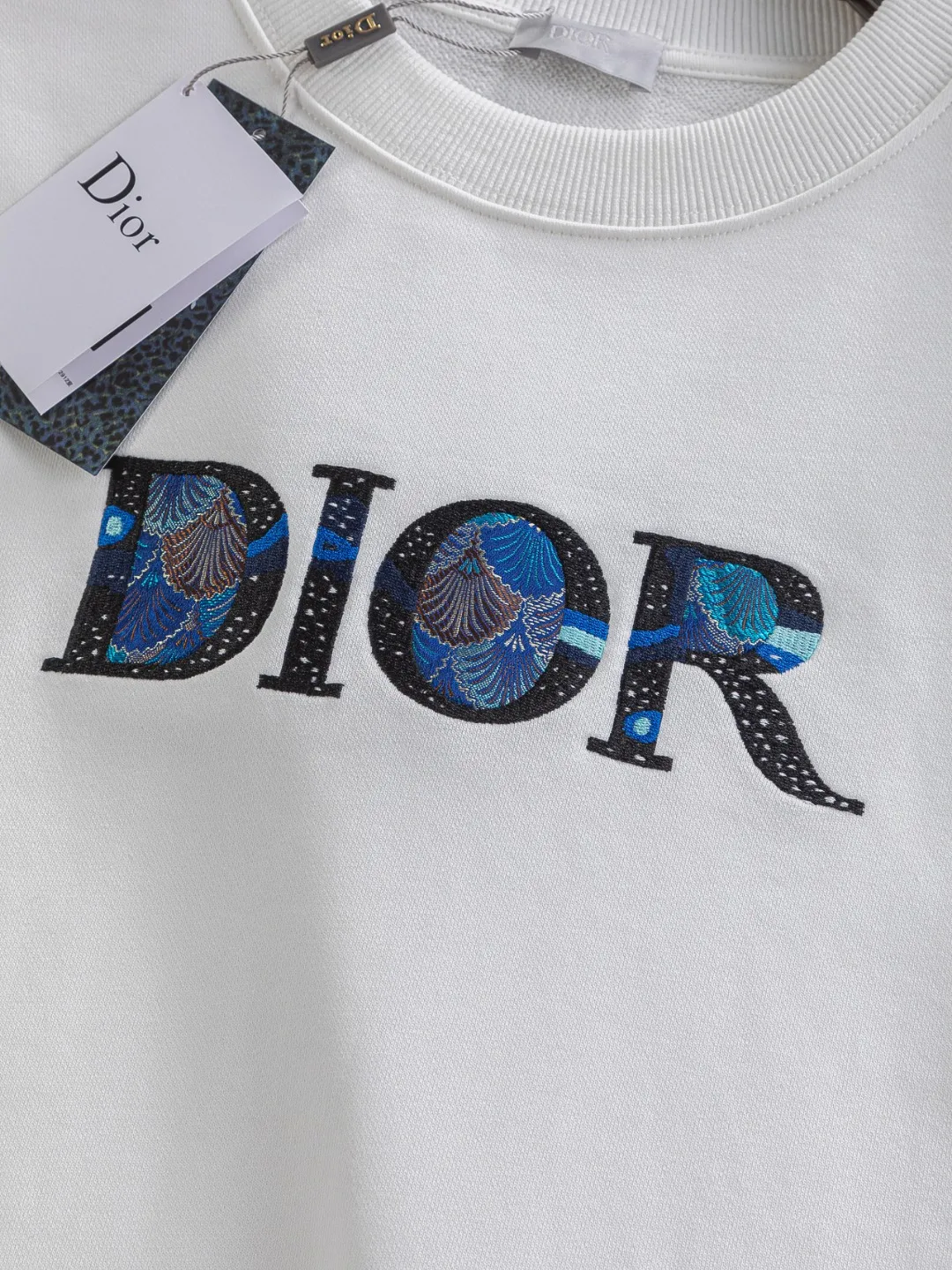 🅿️280 Dior Dior micro wide version CD micro wide version S-Xl 25ss autumn and winter sweatshirt, forever unbeatable, classic style, permanent boutique, timeless classic washed style at the counter, classic starry sky on the chest🌃Dior three-dimensional embroidered letter logo🪡 embroidery, washed heavy craftsmanship logo pattern on the collar, sleeves and hem, heavy craftsmanship, same style for men and women Short-sleeved T-shirt, cotton blended terry jersey fabric, originally developed. This is from the 2025 beachwear limited series. The all-logo jacquard towel highlights the classic Obliave flower. It is matched with an S-shaped round neck and topstitching. It is unique. The whole body is decorated with obliqve jacquard. The ribbed round neck is matched with V-shaped topstitching. Customized accessories. The whole body is customized and developed according to the Y board... Complete with three standards, it can control various styles, to Dior Salute to a historic year! Coupled with the blessing of full-flower cotton material, both the upper body comfort and the existence are unparalleled. It can be said to be a must-have companion in summer. The excellent breathability and comfortable wearing feeling are unparalleled~ Recommended! ! Same style for men and women! Color: Black White Size: S-XL Size chart: S: Shoulder width 51-Bust 56-Length 69 M: Shoulder width 52.5-Bust 58-Length 71 L: Shoulder width 54-Bust 60-Length 73 XL: Shoulder width 55.5-Bust 62-Length 75