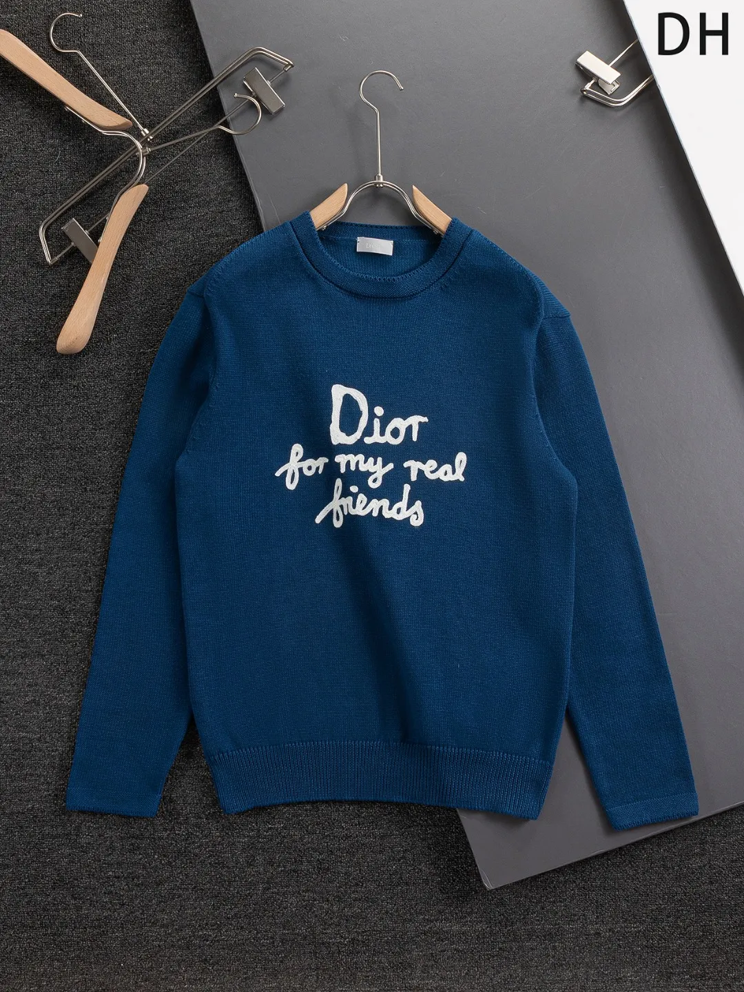 🅿️330 Dior Dior micro wide version CD micro wide version S-Xl 25ss forever unbeatable classic style permanent boutique counter timeless classic style CD chest letters hand-painted signature 🪡 embroidered logo round neck sweater heavy craftsmanship same style for men and women cotton blended terry jersey fabric, carefully crafted with beige cashmere cable knit fabric, reinterprets the classic cannage pattern with exquisite details. 50% wool content yarn 35% cashmere 15% synthetic fiber Original development This comes from the 2025 limited series. The full logo jacquard sweater highlights the classic Obliave flower. It is matched with an S-shaped round neck and topstitching. It is unique. The whole body is decorated with obliqve jacquard. The ribbed round neck is matched with ⭕️ shaped topstitching, customized accessories, and the whole body is customized and developed according to the y board... It has three complete standards and can control various styles. To Dior Salute to a historic year! Coupled with the blessing of full-flower cotton material, both the upper body comfort and the existence are unparalleled. It can be said to be a must-have companion in summer. The excellent breathability and comfortable wearing feeling are unparalleled~ Recommended! ! Same style for men and women! Color: Blue White Size: S-XL Size chart: S: Shoulder width 41-Bust 51-Length 66 M: Shoulder width 43-Bust 53-Length 68 L: Shoulder width 45-Bust 55-Length 70 XL: Shoulder width 47-Bust 57-Length 72