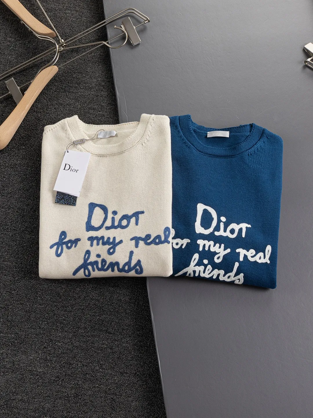 🅿️330 Dior Dior micro wide version CD micro wide version S-Xl 25ss forever unbeatable classic style permanent boutique counter timeless classic style CD chest letters hand-painted signature 🪡 embroidered logo round neck sweater heavy craftsmanship same style for men and women cotton blended terry jersey fabric, carefully crafted with beige cashmere cable knit fabric, reinterprets the classic cannage pattern with exquisite details. 50% wool content yarn 35% cashmere 15% synthetic fiber Original development This comes from the 2025 limited series. The full logo jacquard sweater highlights the classic Obliave flower. It is matched with an S-shaped round neck and topstitching. It is unique. The whole body is decorated with obliqve jacquard. The ribbed round neck is matched with ⭕️ shaped topstitching, customized accessories, and the whole body is customized and developed according to the y board... It has three complete standards and can control various styles. To Dior Salute to a historic year! Coupled with the blessing of full-flower cotton material, both the upper body comfort and the existence are unparalleled. It can be said to be a must-have companion in summer. The excellent breathability and comfortable wearing feeling are unparalleled~ Recommended! ! Same style for men and women! Color: Blue White Size: S-XL Size chart: S: Shoulder width 41-Bust 51-Length 66 M: Shoulder width 43-Bust 53-Length 68 L: Shoulder width 45-Bust 55-Length 70 XL: Shoulder width 47-Bust 57-Length 72