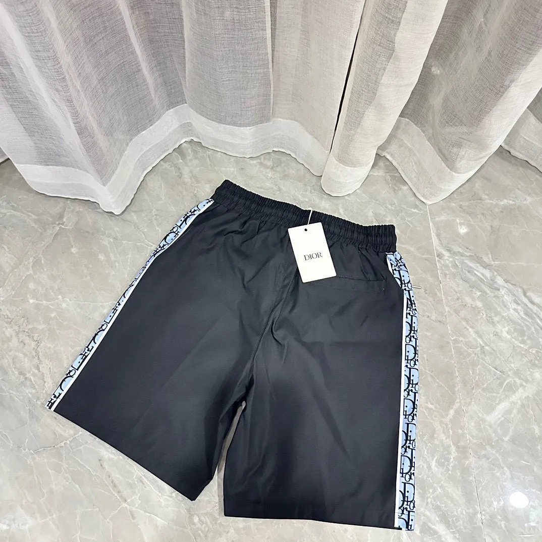 🅿️130 #V0096 [Restock all year round] Dior's new classic casual beach shorts. Pictures taken by mobile phone pixels 🈚️Any ps📷📷 Classic plaid quick-drying three-quarter pants, the same style for men and women. The fabric is made of polyester fiber, which is stain-resistant and wrinkle-resistant. It is the most suitable material for going out in summer! It is guaranteed to be cool and comfortable enough at the same time. It is super stylish when you wear it casually. You can clearly see the texture when you look at the photos. It is not the general market material that can seduce a person who wants to go on vacation in a minute. It has pockets on both sides and a drawstring at the waist. It is a very practical design. The workmanship, details and fit are impeccable. It can be worn as casual pants or beach pants. It is a must-have for beach vacations, home leisure, gym equipment, morning running and night running. It is practical and functional. Color: White Black Size: M-XXXL