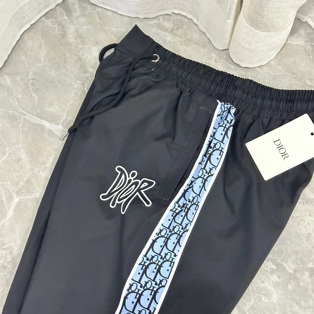 🅿️130 #V0096 [Restock all year round] Dior's new classic casual beach shorts. Pictures taken by mobile phone pixels 🈚️Any ps📷📷 Classic plaid quick-drying three-quarter pants, the same style for men and women. The fabric is made of polyester fiber, which is stain-resistant and wrinkle-resistant. It is the most suitable material for going out in summer! It is guaranteed to be cool and comfortable enough at the same time. It is super stylish when you wear it casually. You can clearly see the texture when you look at the photos. It is not the general market material that can seduce a person who wants to go on vacation in a minute. It has pockets on both sides and a drawstring at the waist. It is a very practical design. The workmanship, details and fit are impeccable. It can be worn as casual pants or beach pants. It is a must-have for beach vacations, home leisure, gym equipment, morning running and night running. It is practical and functional. Color: White Black Size: M-XXXL