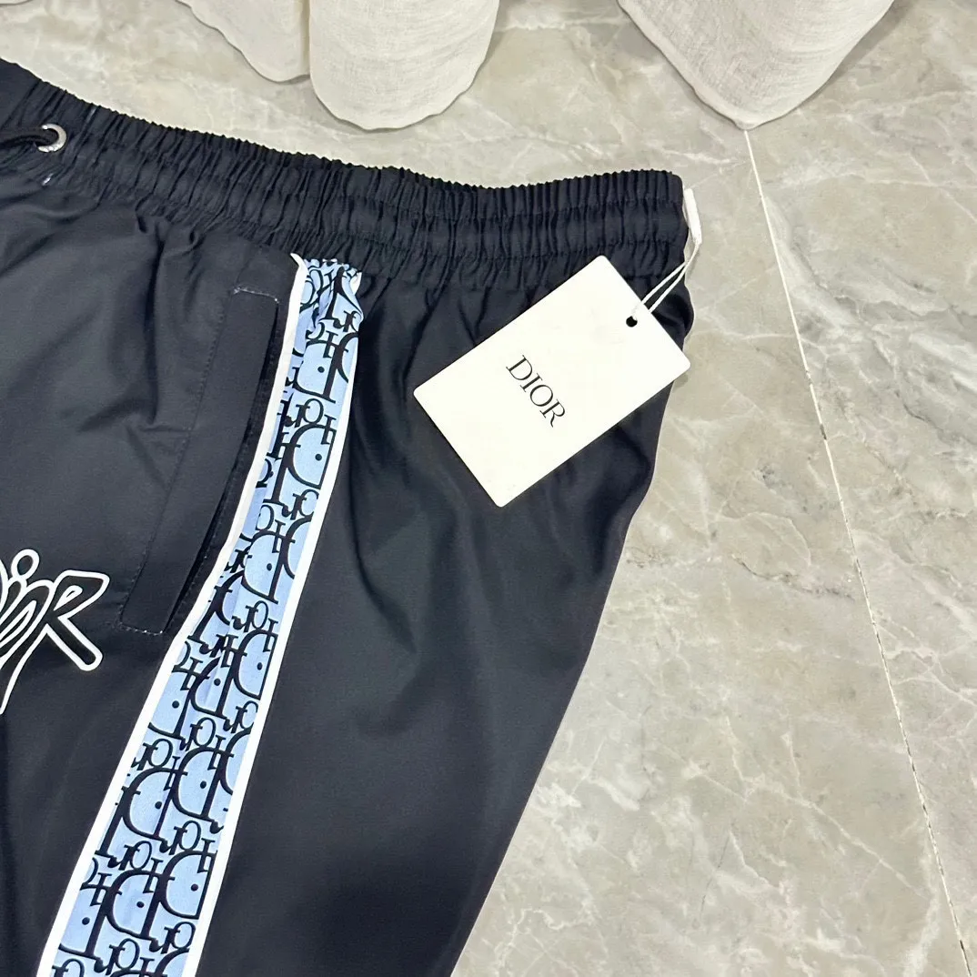 🅿️130 #V0096 [Restock all year round] Dior's new classic casual beach shorts. Pictures taken by mobile phone pixels 🈚️Any ps📷📷 Classic plaid quick-drying three-quarter pants, the same style for men and women. The fabric is made of polyester fiber, which is stain-resistant and wrinkle-resistant. It is the most suitable material for going out in summer! It is guaranteed to be cool and comfortable enough at the same time. It is super stylish when you wear it casually. You can clearly see the texture when you look at the photos. It is not the general market material that can seduce a person who wants to go on vacation in a minute. It has pockets on both sides and a drawstring at the waist. It is a very practical design. The workmanship, details and fit are impeccable. It can be worn as casual pants or beach pants. It is a must-have for beach vacations, home leisure, gym equipment, morning running and night running. It is practical and functional. Color: White Black Size: M-XXXL