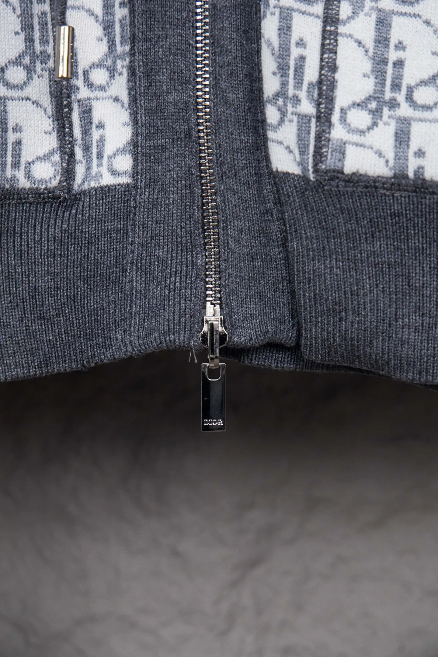 🅿️650 Style No.: M249 replica version Dior 𝘾𝙝𝙧𝙞𝙨𝙩𝙞𝙖𝙣 𝘿𝙞𝙤𝙧 CD 24SS old flower all-over printed double-sided jacquard zipper cardigan jacket sweater lightism essential luxury item for men and women for daily commuting Purchase authentic pattern Correct version Welcome to compare Detailed features · Use 50% wool content yarn, 35% cashmere 15% synthetic fiber · Adopt double-sided jacquard craftsmanship imported from Germany · Collar, cuffs and hem thread design Windproof and comfortable · Spacing between strips and letter logos The woven sheet effect is completely restored · Original main mark washed tag moisture-proof paper packaging Color: White Gray Size: S M L