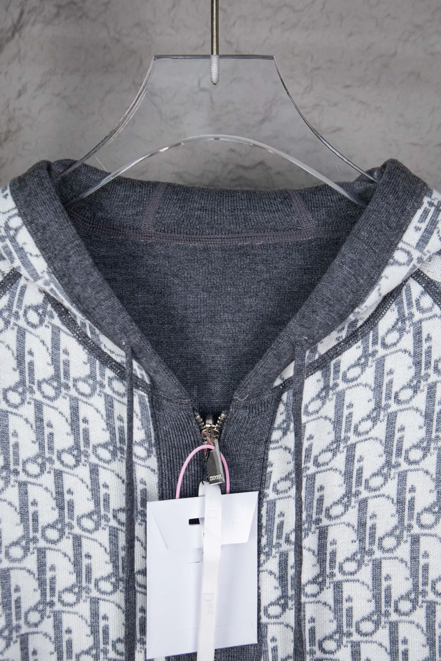 🅿️650 Style No.: M249 replica version Dior 𝘾𝙝𝙧𝙞𝙨𝙩𝙞𝙖𝙣 𝘿𝙞𝙤𝙧 CD 24SS old flower all-over printed double-sided jacquard zipper cardigan jacket sweater lightism essential luxury item for men and women for daily commuting Purchase authentic pattern Correct version Welcome to compare Detailed features · Use 50% wool content yarn, 35% cashmere 15% synthetic fiber · Adopt double-sided jacquard craftsmanship imported from Germany · Collar, cuffs and hem thread design Windproof and comfortable · Spacing between strips and letter logos The woven sheet effect is completely restored · Original main mark washed tag moisture-proof paper packaging Color: White Gray Size: S M L