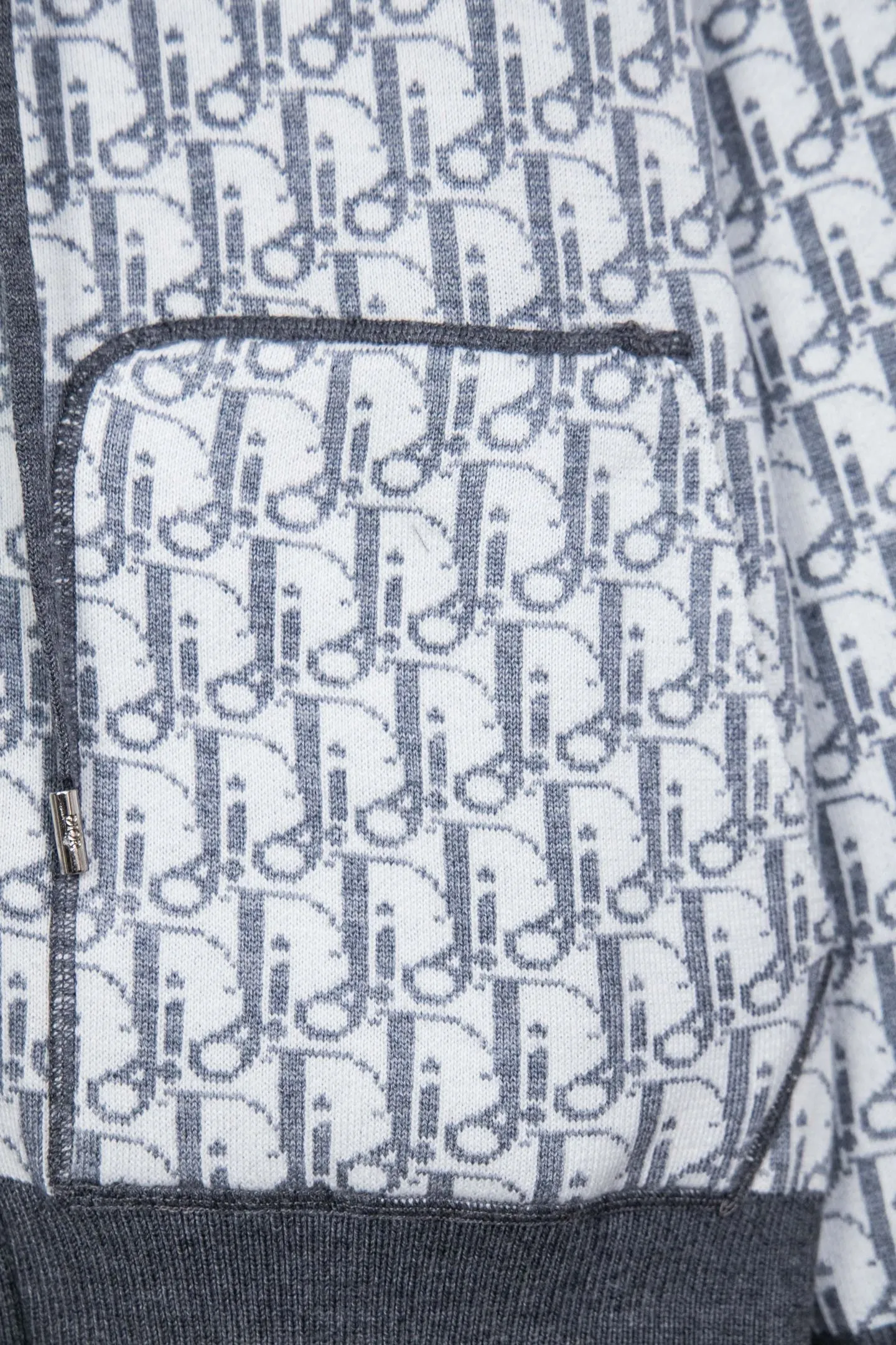 🅿️650 Style No.: M249 replica version Dior 𝘾𝙝𝙧𝙞𝙨𝙩𝙞𝙖𝙣 𝘿𝙞𝙤𝙧 CD 24SS old flower all-over printed double-sided jacquard zipper cardigan jacket sweater lightism essential luxury item for men and women for daily commuting Purchase authentic pattern Correct version Welcome to compare Detailed features · Use 50% wool content yarn, 35% cashmere 15% synthetic fiber · Adopt double-sided jacquard craftsmanship imported from Germany · Collar, cuffs and hem thread design Windproof and comfortable · Spacing between strips and letter logos The woven sheet effect is completely restored · Original main mark washed tag moisture-proof paper packaging Color: White Gray Size: S M L