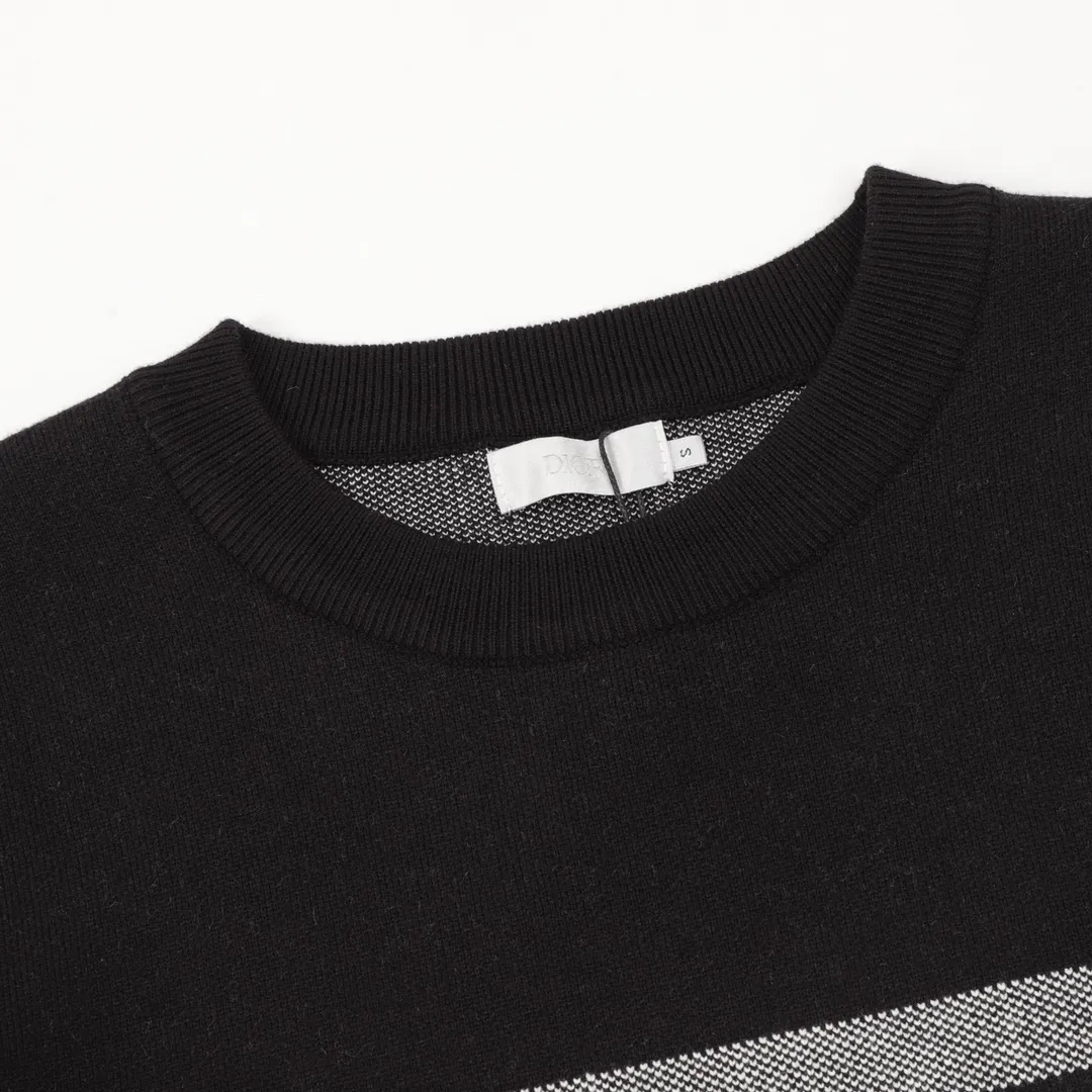 🅿️540 DIOR/Dior jacquard letter pattern knitted pullover sweater. The D family’s classic item is here again, and it is a treasure sweater worth buying. This year’s new autumn and winter style is on sale simultaneously! The sweater adopts the design of pocket presbyopia patches, and the classic presbyopic pattern highlights the fashion charm of P. It is a timeless classic. It is carefully made of customer-supplied cotton fiber yarns, and the CNC layered knitting technique shows a unique texture. The three-dimensional jacquard of contrasting letters with uniform thickness is exquisite and advanced. The sweater feels soft and comfortable, and the body feels particularly comfortable. It can be worn alone or layered, and the ribbed hem and sleeves are specially edged with blue edges. Matches the color of the body! size：S-L