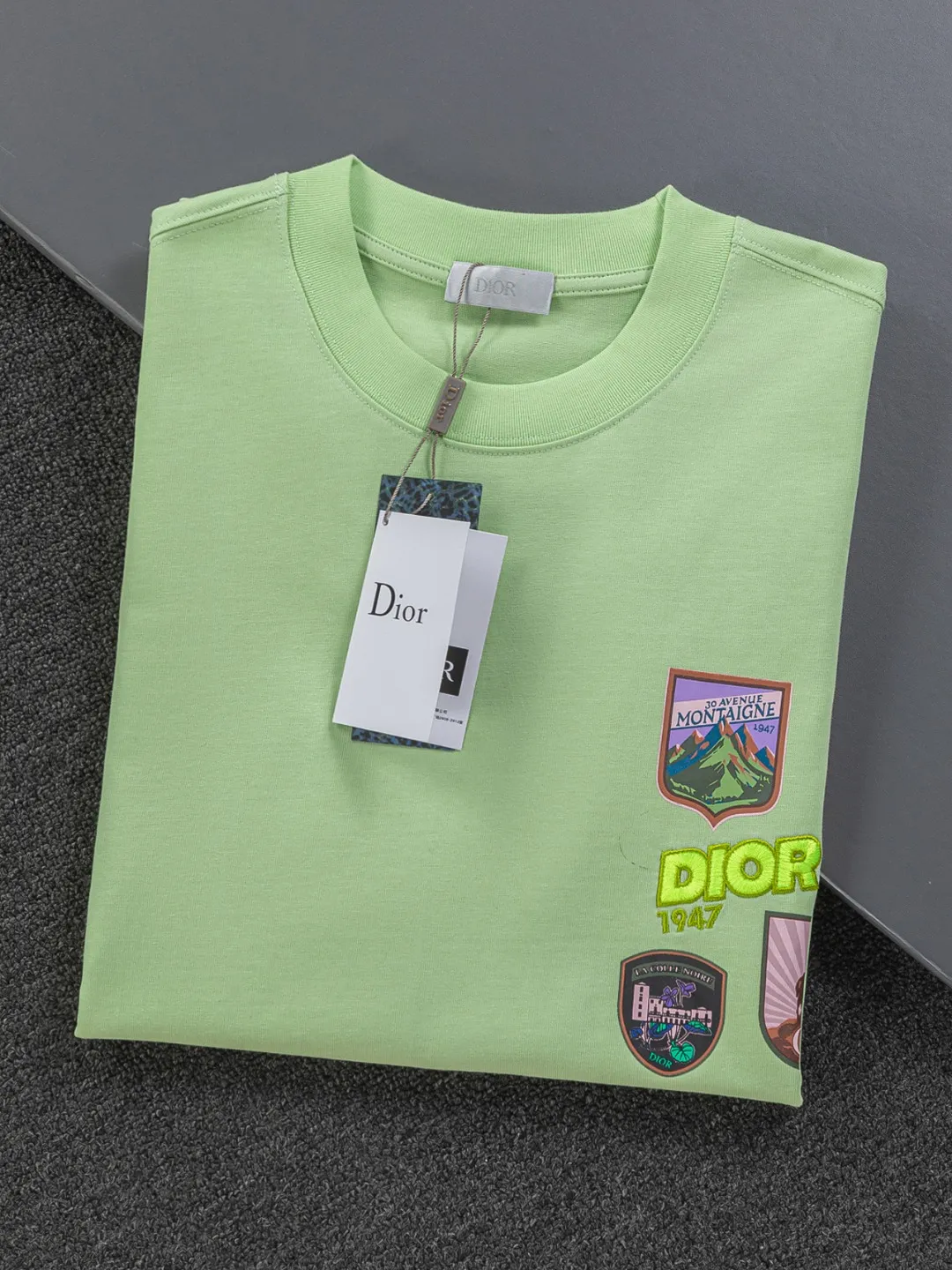 🅿️190 DIOR Dior Dior dior CD micro wide version S-XL CD 26ss will never fail classic style permanent boutique counter timeless classic style Dior Mountain logo multi-element micro-stamp letters 🪡 embroidered logo pattern heavy craftsmanship unisex short-sleeved T-shirt, cotton blended terry jersey fabric, original development This comes from the 2025 beachwear limited series, full logo jacquard towel highlights the classic Obliave flower, with S-shaped round neck and topstitching, unique style, decorated with obliqve jacquard all over, ribbed round neck with V-shaped topstitching, customized accessories, and the whole body is customized and developed according to the Y board... Complete with three standards, it can control various styles, paying tribute to Dior's historic year! Coupled with the blessing of full-flower cotton material, both the upper body comfort and the existence are unparalleled. It can be said to be a must-have companion in summer. The excellent breathability and comfortable wearing feeling are unparalleled~ Recommended! ! Same style for men and women! Color: Black White Green Size: S-XL Size chart: S: Shoulder width 50-Bust 56-Length 70 M: Shoulder width 52-Bust 57-Length 72 L: Shoulder width 54-Bust 59-Length 74 XL: Shoulder width 56-Bust 62-Length 76