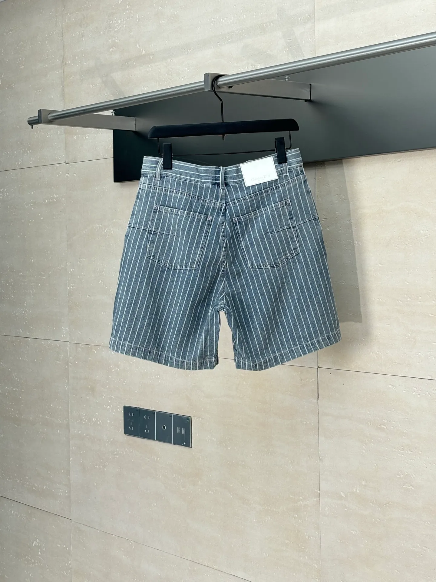🅿️396 Dio*/Dior 25Ss new striped embroidered flared Bermuda shorts are carefully made of blue striped cotton twill fabric, with an elegant silhouette and decorated with Cistian Couture embroidery on the front. Pair it with a blouse for a classic and sophisticated look.  Size：S/M/L/XL