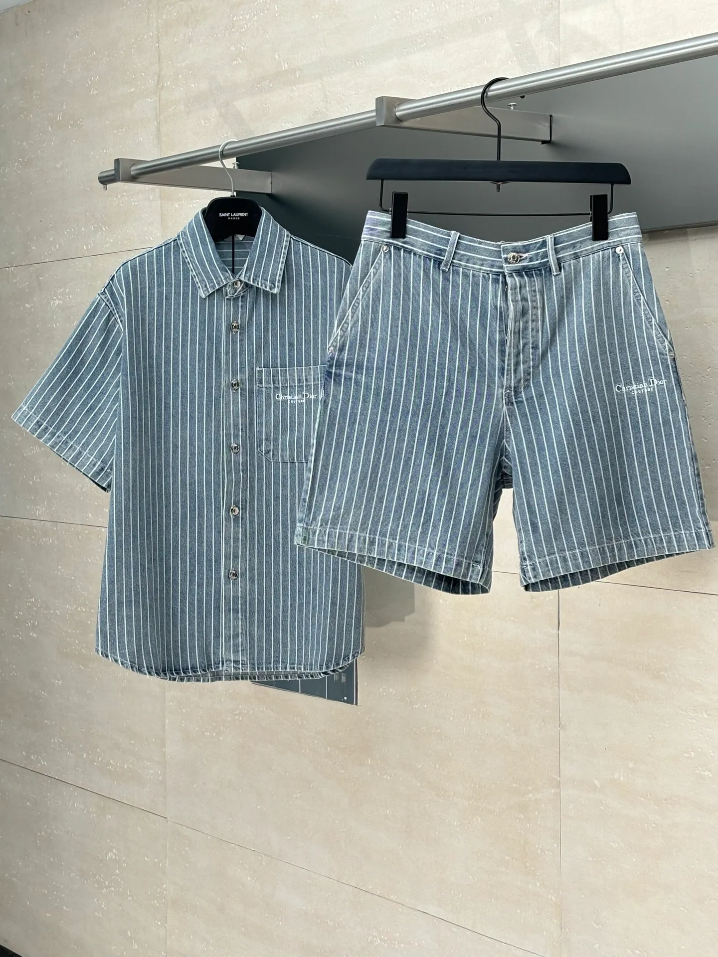 🅿️396 Dio*/Dior 25Ss new striped embroidered flared Bermuda shorts are carefully made of blue striped cotton twill fabric, with an elegant silhouette and decorated with Cistian Couture embroidery on the front. Pair it with a blouse for a classic and sophisticated look.  Size：S/M/L/XL