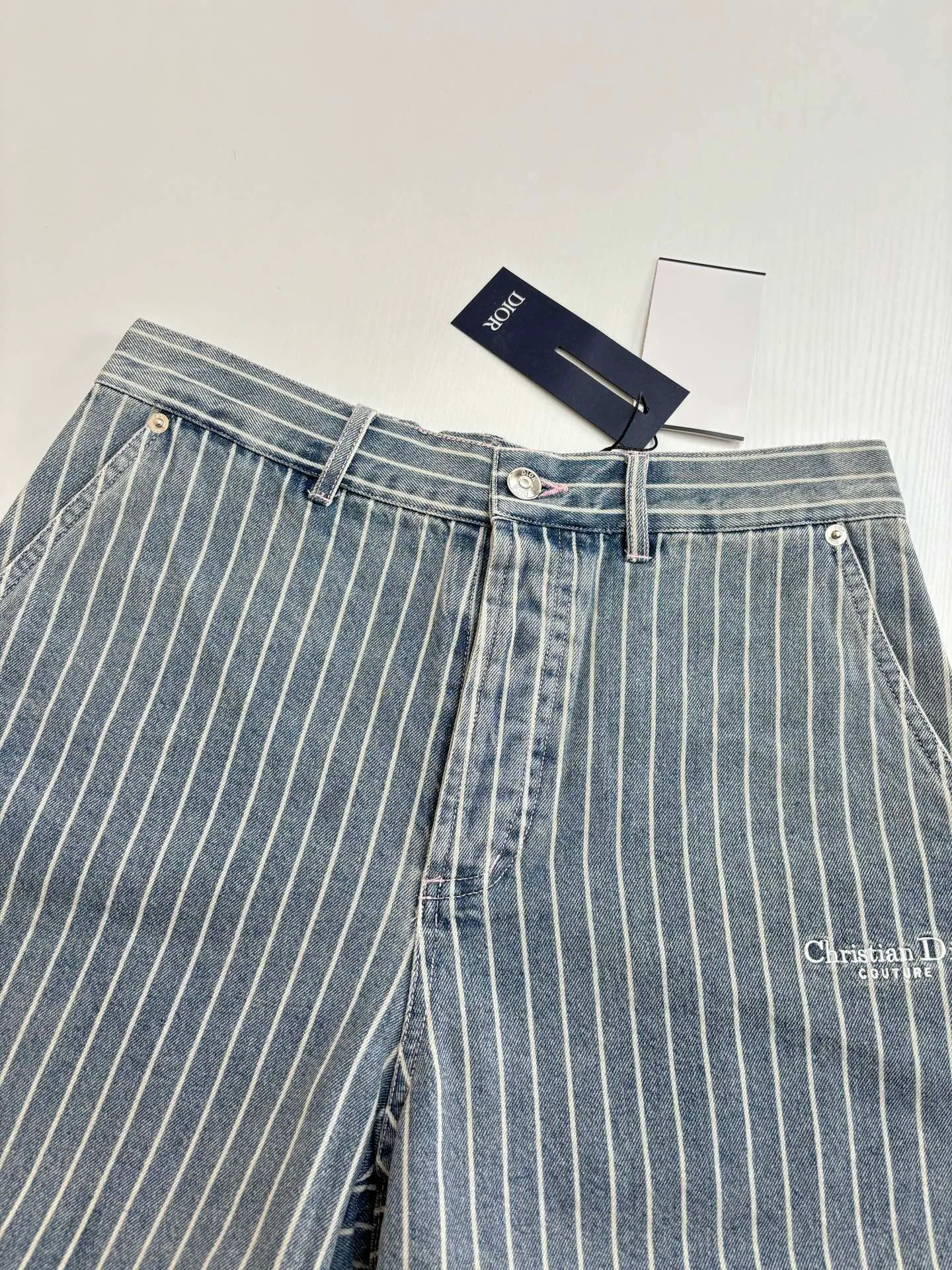 🅿️396 Dio*/Dior 25Ss new striped embroidered flared Bermuda shorts are carefully made of blue striped cotton twill fabric, with an elegant silhouette and decorated with Cistian Couture embroidery on the front. Pair it with a blouse for a classic and sophisticated look.  Size：S/M/L/XL