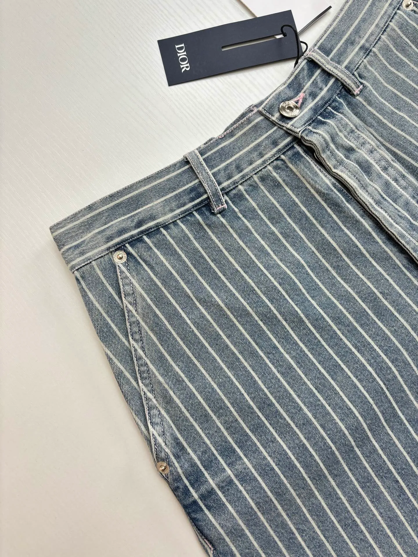 🅿️396 Dio*/Dior 25Ss new striped embroidered flared Bermuda shorts are carefully made of blue striped cotton twill fabric, with an elegant silhouette and decorated with Cistian Couture embroidery on the front. Pair it with a blouse for a classic and sophisticated look.  Size：S/M/L/XL