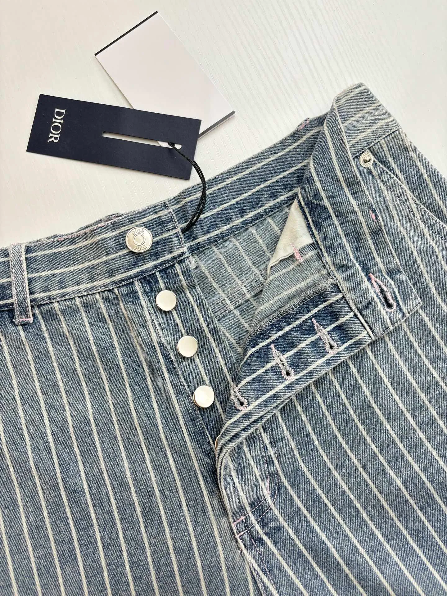 🅿️396 Dio*/Dior 25Ss new striped embroidered flared Bermuda shorts are carefully made of blue striped cotton twill fabric, with an elegant silhouette and decorated with Cistian Couture embroidery on the front. Pair it with a blouse for a classic and sophisticated look.  Size：S/M/L/XL