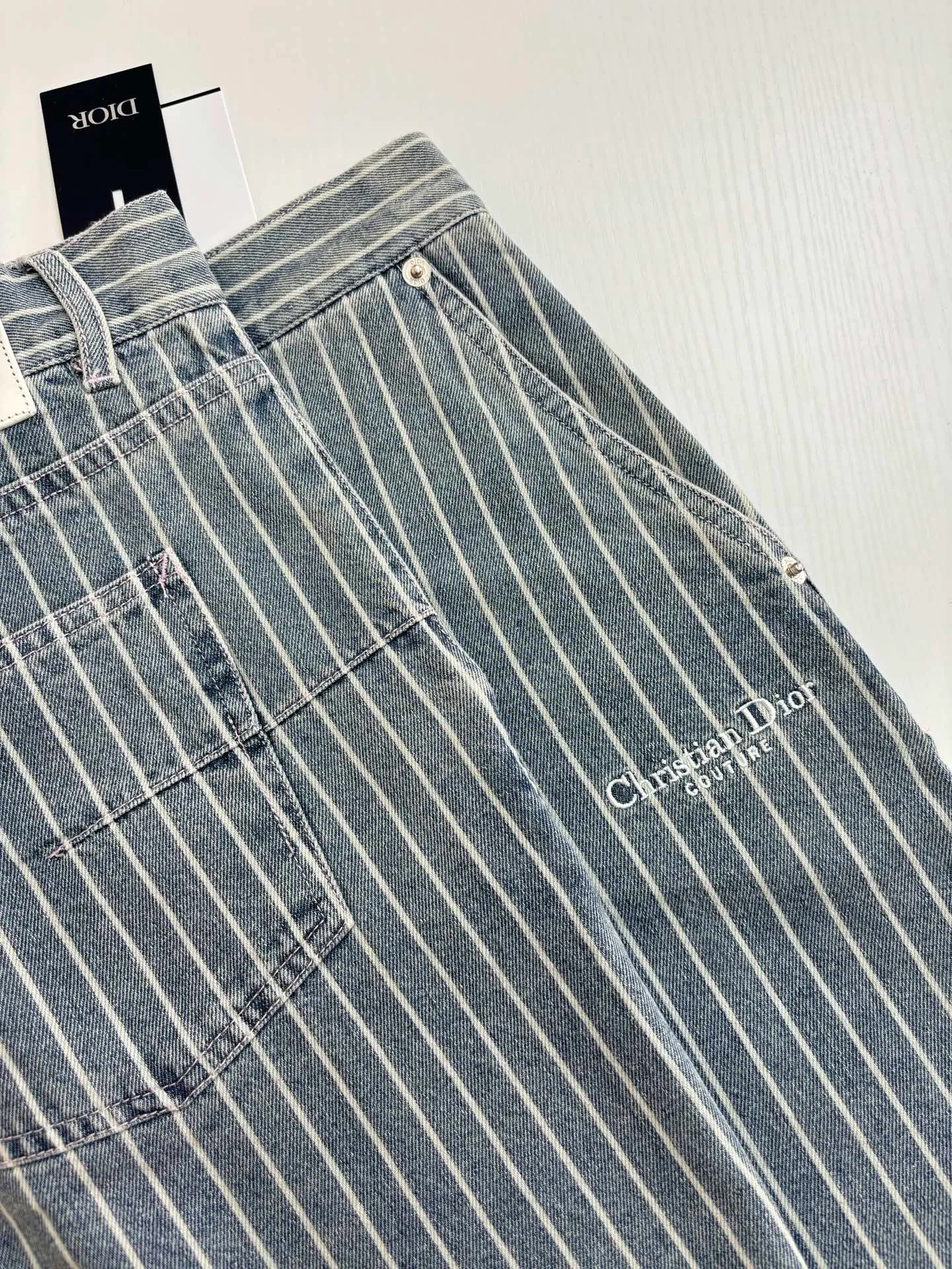 🅿️396 Dio*/Dior 25Ss new striped embroidered flared Bermuda shorts are carefully made of blue striped cotton twill fabric, with an elegant silhouette and decorated with Cistian Couture embroidery on the front. Pair it with a blouse for a classic and sophisticated look.  Size：S/M/L/XL