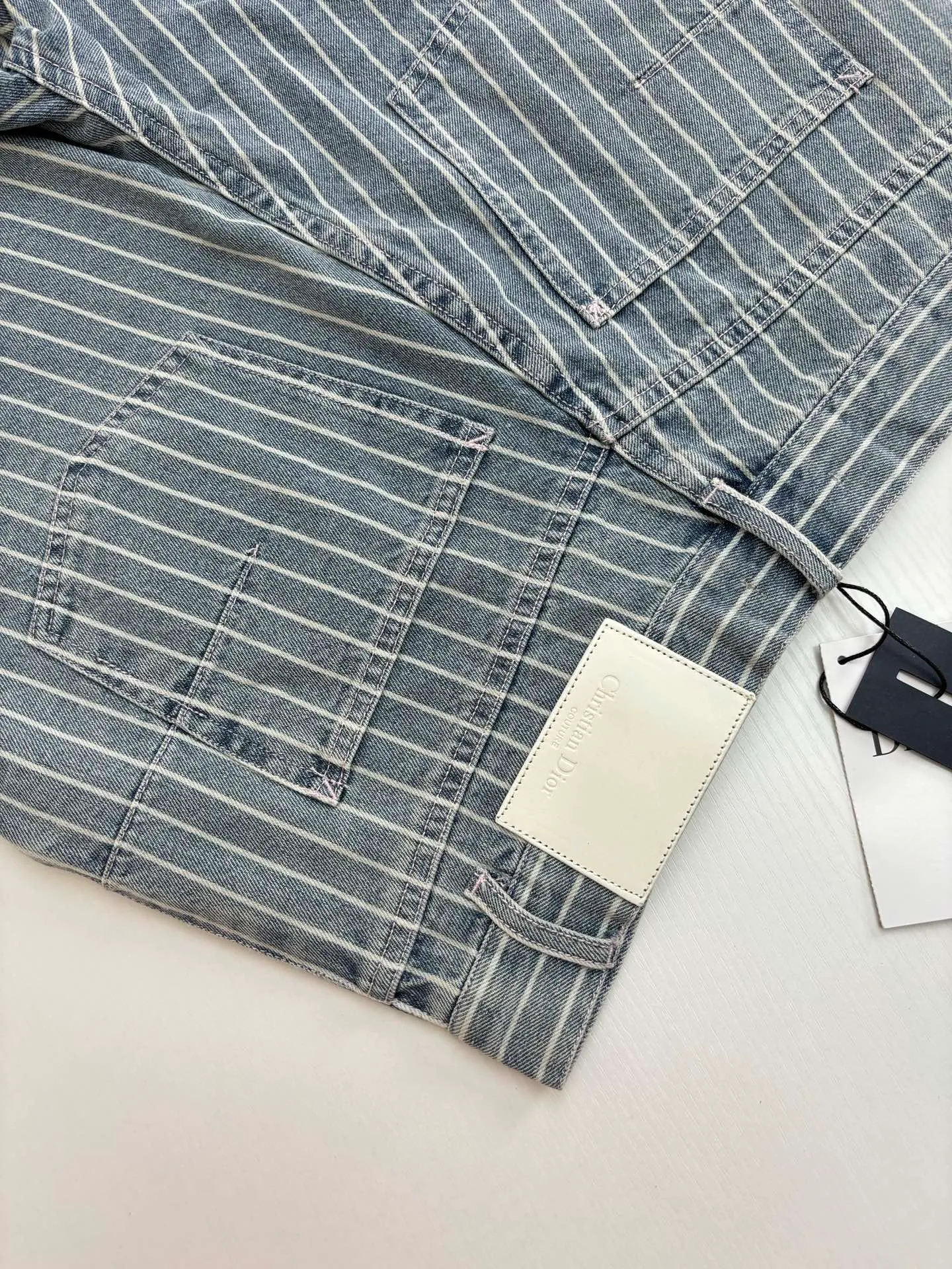 🅿️396 Dio*/Dior 25Ss new striped embroidered flared Bermuda shorts are carefully made of blue striped cotton twill fabric, with an elegant silhouette and decorated with Cistian Couture embroidery on the front. Pair it with a blouse for a classic and sophisticated look.  Size：S/M/L/XL
