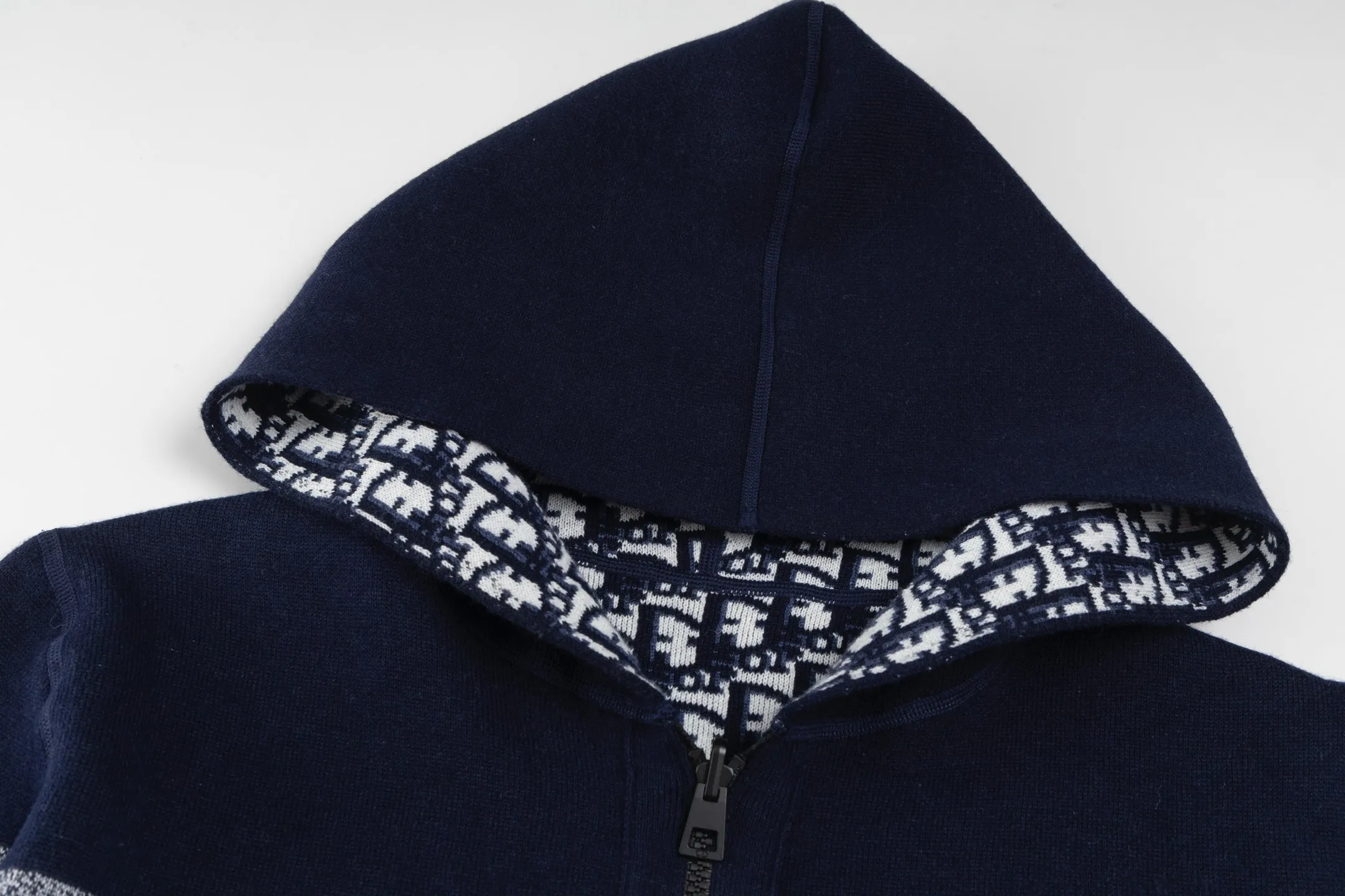 🅿️560 [Exclusive supply] CD 20SS Double-sided jacquard cashmere knitted hooded jacket (Navy Blue) The original version was purchased for 22,337 and developed. The fabric is made of cashmere blended knitted fabric, which is soft and comfortable. It features a zip closure at the front and subtle ribbed trimming at the cuffs and hem. The cardigan is reversible, with a solid blue hue on one side and the house's signature Dior Oblique pattern on the other, with Christian Dior strap details on the back. The unlined cut ensures a light and effortless fit, while the slim fit creates an elegant silhouette. The entire cardigan is made with exquisite craftsmanship. The double-sided knitting technology enables reversible wear, and the ribbed edges enhance the three-dimensional feel of the garment. Dry cleaning and maintenance are recommended to maintain the delicate texture of cashmere fabrics. This cardigan is both casual and fashionable, and can be easily matched with all kinds of clothing, showing the brand's exquisite craftsmanship and classic aesthetics. Size:S/M/L/XL/XXL