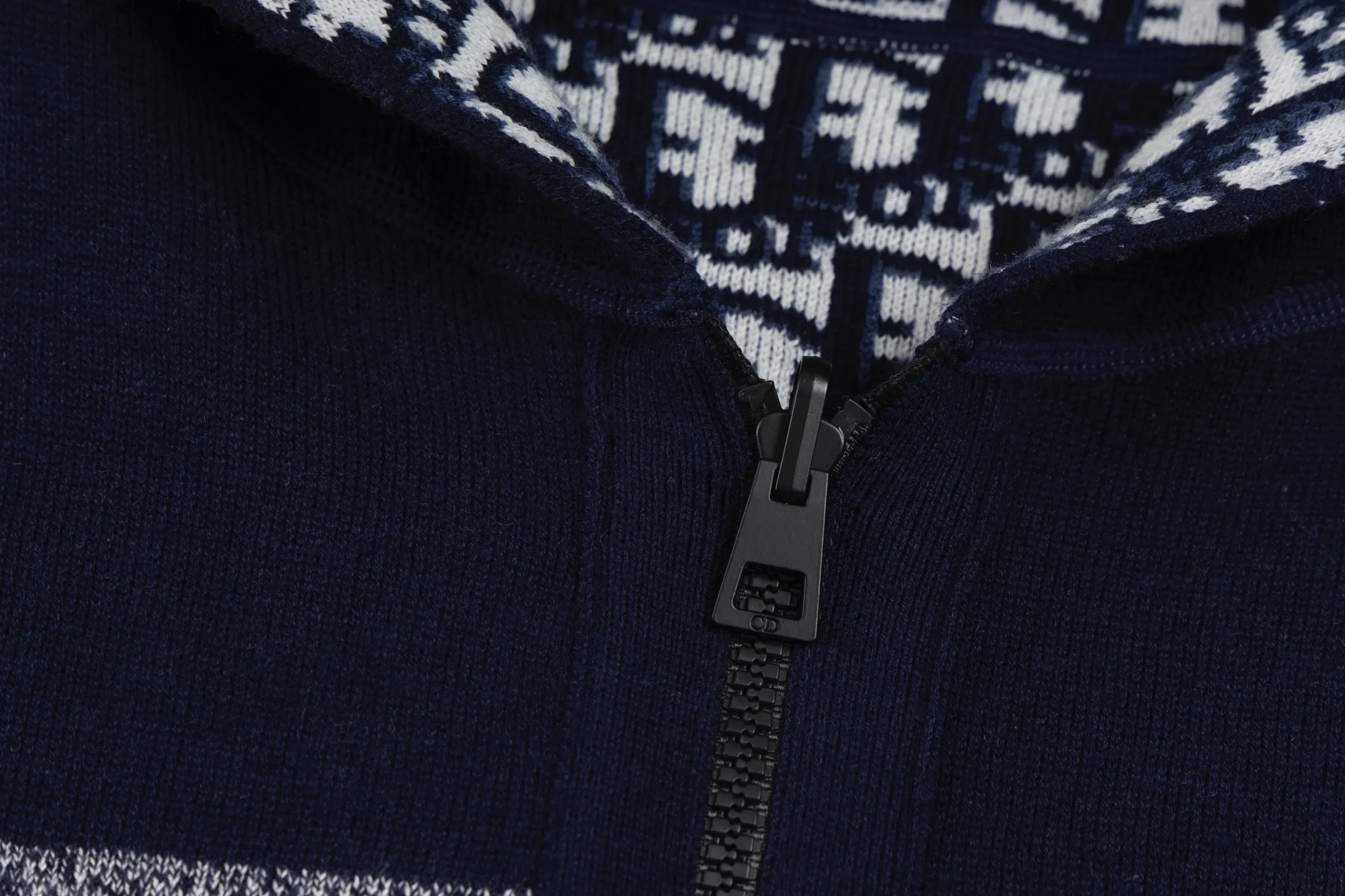 🅿️560 [Exclusive supply] CD 20SS Double-sided jacquard cashmere knitted hooded jacket (Navy Blue) The original version was purchased for 22,337 and developed. The fabric is made of cashmere blended knitted fabric, which is soft and comfortable. It features a zip closure at the front and subtle ribbed trimming at the cuffs and hem. The cardigan is reversible, with a solid blue hue on one side and the house's signature Dior Oblique pattern on the other, with Christian Dior strap details on the back. The unlined cut ensures a light and effortless fit, while the slim fit creates an elegant silhouette. The entire cardigan is made with exquisite craftsmanship. The double-sided knitting technology enables reversible wear, and the ribbed edges enhance the three-dimensional feel of the garment. Dry cleaning and maintenance are recommended to maintain the delicate texture of cashmere fabrics. This cardigan is both casual and fashionable, and can be easily matched with all kinds of clothing, showing the brand's exquisite craftsmanship and classic aesthetics. Size:S/M/L/XL/XXL