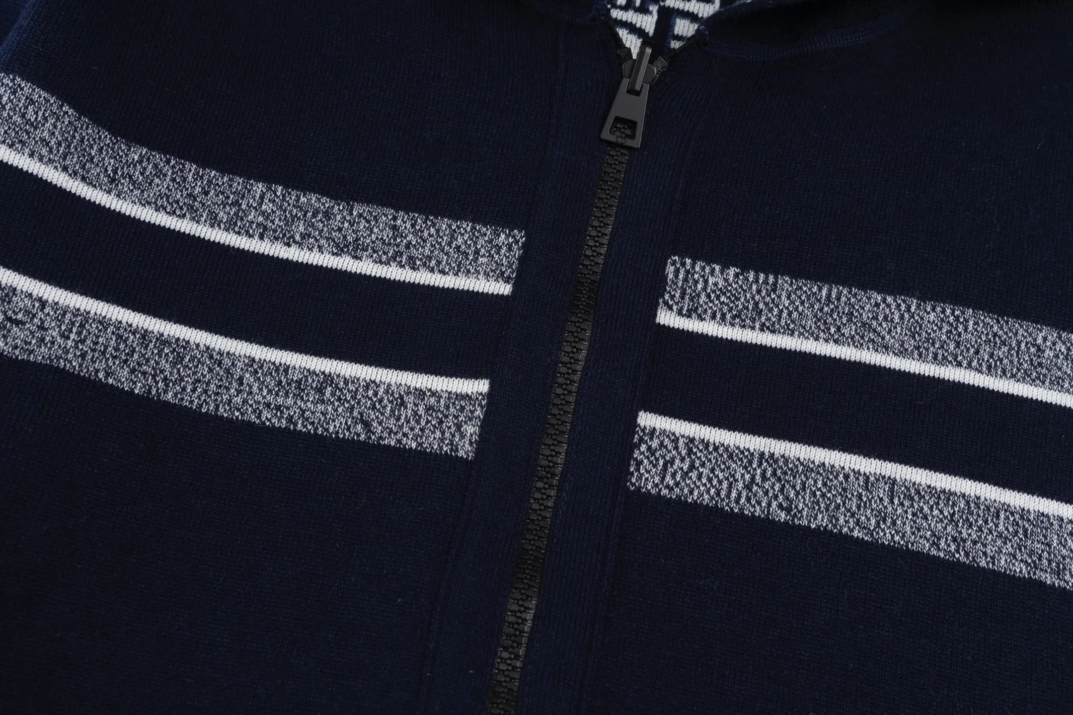 🅿️560 [Exclusive supply] CD 20SS Double-sided jacquard cashmere knitted hooded jacket (Navy Blue) The original version was purchased for 22,337 and developed. The fabric is made of cashmere blended knitted fabric, which is soft and comfortable. It features a zip closure at the front and subtle ribbed trimming at the cuffs and hem. The cardigan is reversible, with a solid blue hue on one side and the house's signature Dior Oblique pattern on the other, with Christian Dior strap details on the back. The unlined cut ensures a light and effortless fit, while the slim fit creates an elegant silhouette. The entire cardigan is made with exquisite craftsmanship. The double-sided knitting technology enables reversible wear, and the ribbed edges enhance the three-dimensional feel of the garment. Dry cleaning and maintenance are recommended to maintain the delicate texture of cashmere fabrics. This cardigan is both casual and fashionable, and can be easily matched with all kinds of clothing, showing the brand's exquisite craftsmanship and classic aesthetics. Size:S/M/L/XL/XXL