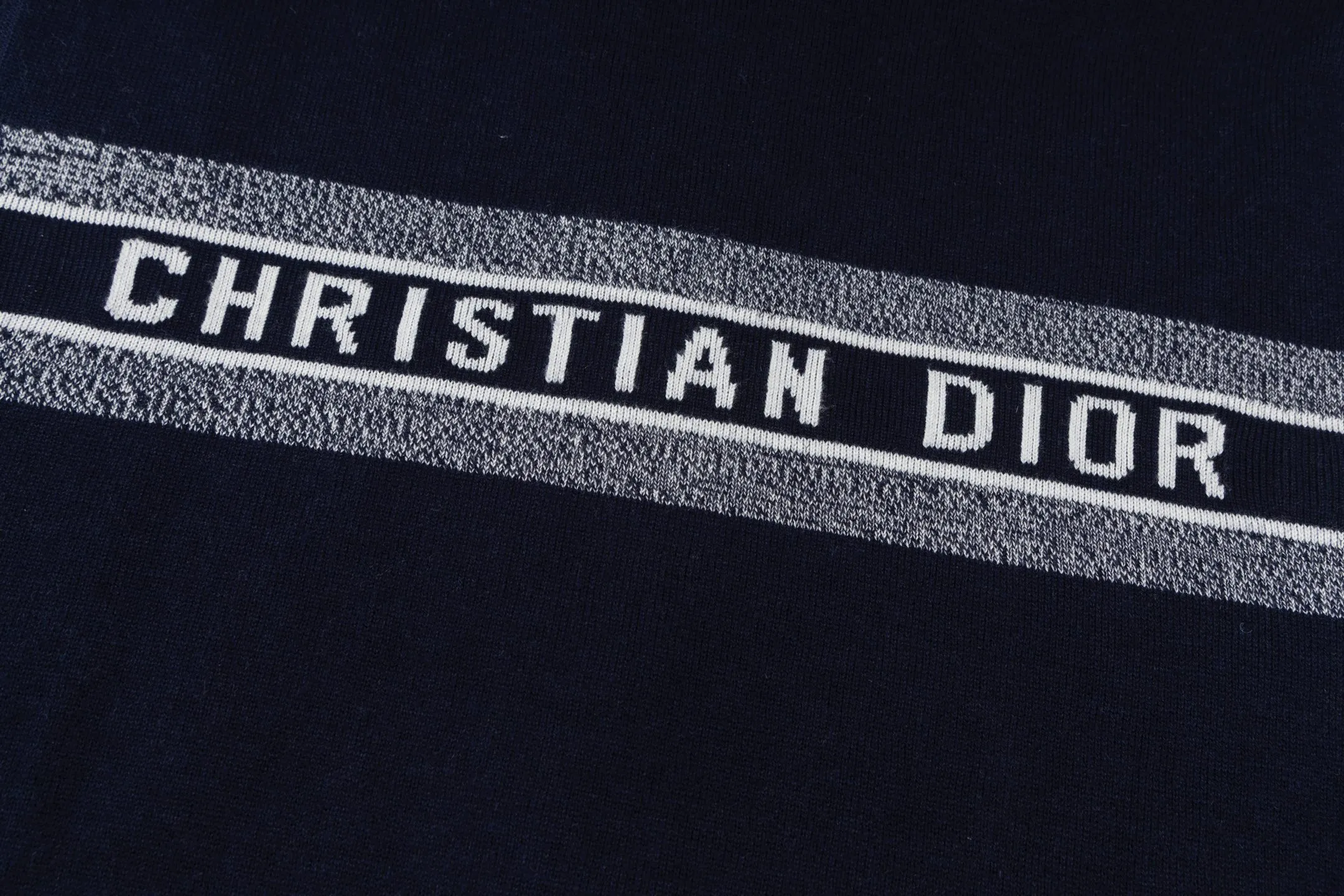 🅿️560 [Exclusive supply] CD 20SS Double-sided jacquard cashmere knitted hooded jacket (Navy Blue) The original version was purchased for 22,337 and developed. The fabric is made of cashmere blended knitted fabric, which is soft and comfortable. It features a zip closure at the front and subtle ribbed trimming at the cuffs and hem. The cardigan is reversible, with a solid blue hue on one side and the house's signature Dior Oblique pattern on the other, with Christian Dior strap details on the back. The unlined cut ensures a light and effortless fit, while the slim fit creates an elegant silhouette. The entire cardigan is made with exquisite craftsmanship. The double-sided knitting technology enables reversible wear, and the ribbed edges enhance the three-dimensional feel of the garment. Dry cleaning and maintenance are recommended to maintain the delicate texture of cashmere fabrics. This cardigan is both casual and fashionable, and can be easily matched with all kinds of clothing, showing the brand's exquisite craftsmanship and classic aesthetics. Size:S/M/L/XL/XXL
