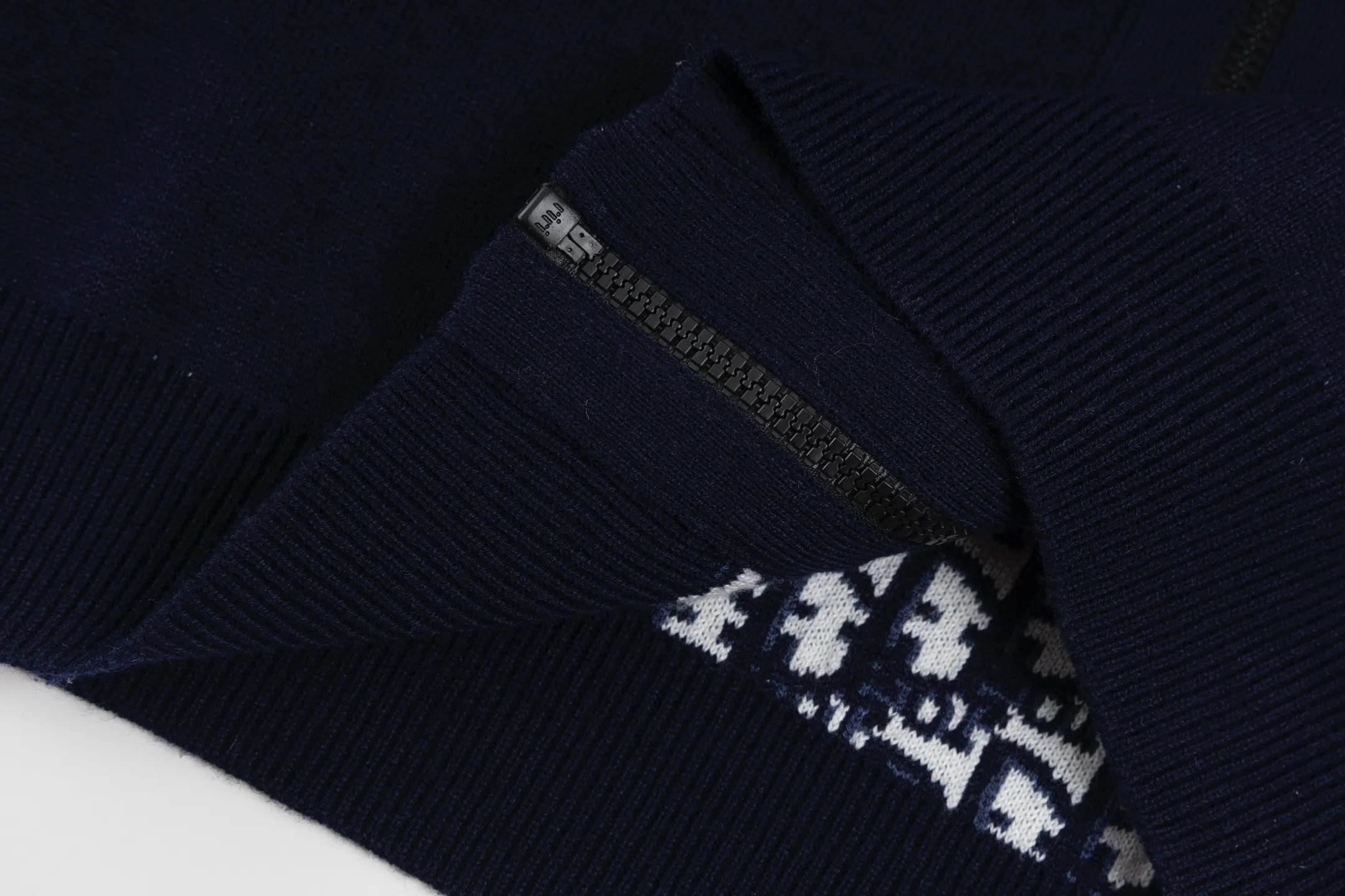 🅿️560 [Exclusive supply] CD 20SS Double-sided jacquard cashmere knitted hooded jacket (Navy Blue) The original version was purchased for 22,337 and developed. The fabric is made of cashmere blended knitted fabric, which is soft and comfortable. It features a zip closure at the front and subtle ribbed trimming at the cuffs and hem. The cardigan is reversible, with a solid blue hue on one side and the house's signature Dior Oblique pattern on the other, with Christian Dior strap details on the back. The unlined cut ensures a light and effortless fit, while the slim fit creates an elegant silhouette. The entire cardigan is made with exquisite craftsmanship. The double-sided knitting technology enables reversible wear, and the ribbed edges enhance the three-dimensional feel of the garment. Dry cleaning and maintenance are recommended to maintain the delicate texture of cashmere fabrics. This cardigan is both casual and fashionable, and can be easily matched with all kinds of clothing, showing the brand's exquisite craftsmanship and classic aesthetics. Size:S/M/L/XL/XXL