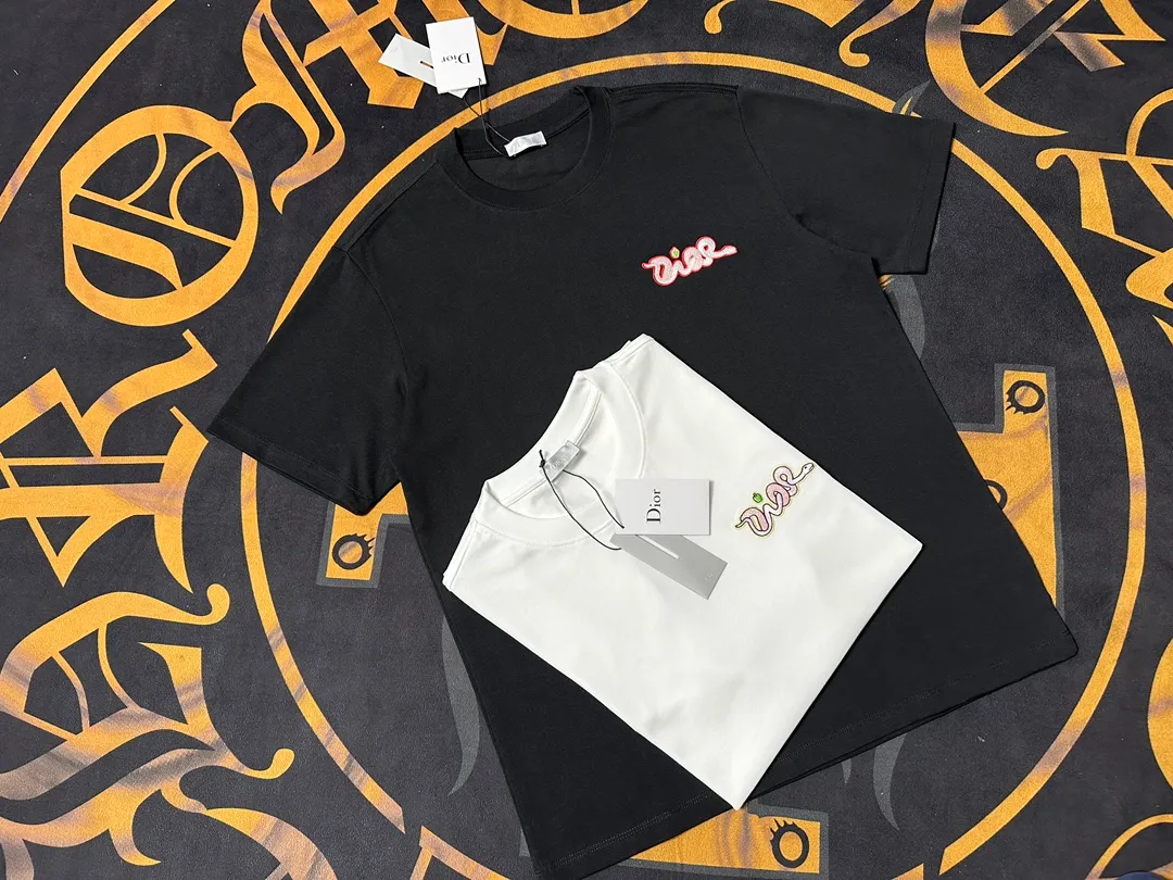 🅿️200 Exquisite upgrade of Dior LOGO, inspired by the retro of the 1980s. Original fabric. Official same style. Short-sleeved T-shirt. Customized fabric. Fabric dyed in the same vat. Very comfortable to the touch. Latest brick cabinet synchronization for spring and summer. Fashionable and personalized. Super versatile. Loose version is very suitable for both men and women. A must-have for everyone. Hang tag. Collar label. Washed wheat. Complete with three labels. Color: black white.