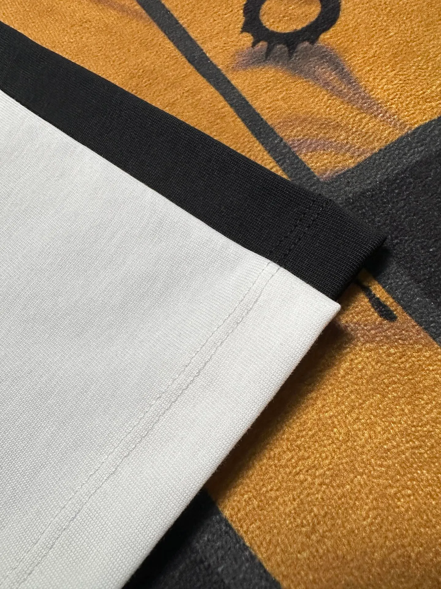 🅿️200 Exquisite upgrade of Dior LOGO, inspired by the retro of the 1980s. Original fabric. Official same style. Short-sleeved T-shirt. Customized fabric. Fabric dyed in the same vat. Very comfortable to the touch. Latest brick cabinet synchronization for spring and summer. Fashionable and personalized. Super versatile. Loose version is very suitable for both men and women. A must-have for everyone. Hang tag. Collar label. Washed wheat. Complete with three labels. Color: black white.