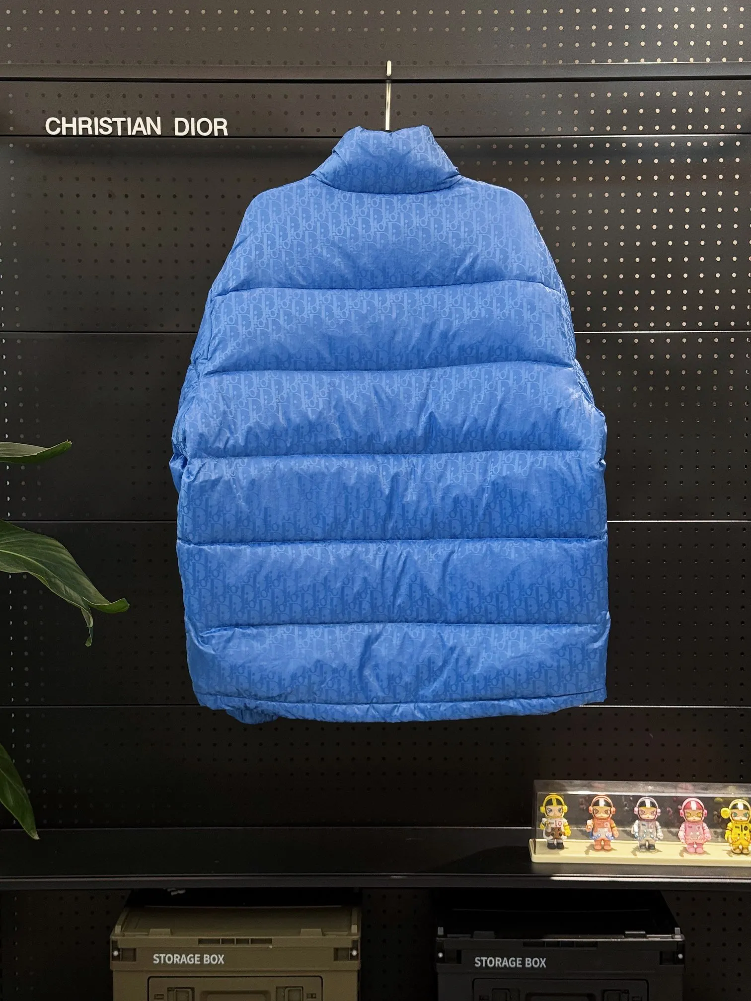 🅿️780 💎Electric Blue💎 Top quality, six colors available, new down ⬆️ Dior 23FW oblique dark pattern old flower stand collar down jacket, the same style at the counter, popular all the way🔥The old flower down jacket is here🤩～ This is a down jacket with ultra-complex craftsmanship. The custom-made fabric cycle takes up to 50 days. Based on the original fabric, laser jacquard makes the whole piece of clothing concave and convex, with a stronger three-dimensional effect and a more obvious 3D effect. ✨This fabric has a good hand feel, and the dark pattern presbyopia on the jacket is very low-key. The fabric shows a dark luster and has extremely high waterproof properties! The real texture is more perfect, custom-woven high-density satin nylon material and dark jacquard weave, simple and refreshing, thick and fluffy, super three-proof fabric, waterproof, stain-proof and dust-proof! ✨ Full-width jacquard LOGO, ultra-high-end luxury and style. The handsomeness and eye-catching index of the upper body are absolutely NO. 1. Fully custom-woven jacquard LOGO technology fabric, high-density polyester fiber. It is a new type of heat-insulating and light-weight fabric. It has a light texture, delicate and soft warmth and breathability. Especially the LOGO jacquard produces different light and dark interweaving under different lights! Full of hidden flower logos, low-key with a touch of expensiveness, the overall shape is not too bloated, windproof and waterproof, it can be called a haven in winter 😍 Simple but not simple, wear it with a wrap in autumn and winter. ✨The interior is filled with 90-fill white goose down, (90% white goose down ➕10% white goose feather) This type of down is full of fluffiness, better thermal insulation, and has no down stalks! Hooded and windproof design, comfortable and warm! The white goose down filled inside is a strong guarantee of warmth and cold resistance. As for the so-called odor gas of down, it is completely worry-free. The upper body is light and full. The down filling is sufficiently balanced to obtain uniform warmth! The upper body is eye-catching. ✨The hardware of the whole garment is made of original 1V1 customized tungsten material. Leather label design, hot melt technology, one-time molding. Size: S-3Xl (44-54 yards) couple style. Available in six colors: light gray/light blue/navy blue/dark gray/black/dark blue