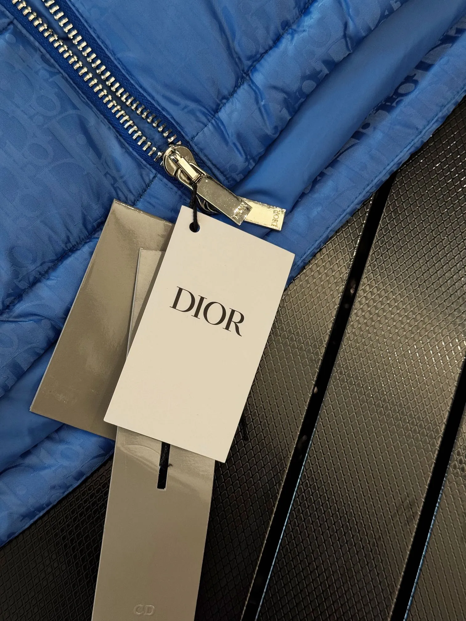 🅿️780 💎Electric Blue💎 Top quality, six colors available, new down ⬆️ Dior 23FW oblique dark pattern old flower stand collar down jacket, the same style at the counter, popular all the way🔥The old flower down jacket is here🤩～ This is a down jacket with ultra-complex craftsmanship. The custom-made fabric cycle takes up to 50 days. Based on the original fabric, laser jacquard makes the whole piece of clothing concave and convex, with a stronger three-dimensional effect and a more obvious 3D effect. ✨This fabric has a good hand feel, and the dark pattern presbyopia on the jacket is very low-key. The fabric shows a dark luster and has extremely high waterproof properties! The real texture is more perfect, custom-woven high-density satin nylon material and dark jacquard weave, simple and refreshing, thick and fluffy, super three-proof fabric, waterproof, stain-proof and dust-proof! ✨ Full-width jacquard LOGO, ultra-high-end luxury and style. The handsomeness and eye-catching index of the upper body are absolutely NO. 1. Fully custom-woven jacquard LOGO technology fabric, high-density polyester fiber. It is a new type of heat-insulating and light-weight fabric. It has a light texture, delicate and soft warmth and breathability. Especially the LOGO jacquard produces different light and dark interweaving under different lights! Full of hidden flower logos, low-key with a touch of expensiveness, the overall shape is not too bloated, windproof and waterproof, it can be called a haven in winter 😍 Simple but not simple, wear it with a wrap in autumn and winter. ✨The interior is filled with 90-fill white goose down, (90% white goose down ➕10% white goose feather) This type of down is full of fluffiness, better thermal insulation, and has no down stalks! Hooded and windproof design, comfortable and warm! The white goose down filled inside is a strong guarantee of warmth and cold resistance. As for the so-called odor gas of down, it is completely worry-free. The upper body is light and full. The down filling is sufficiently balanced to obtain uniform warmth! The upper body is eye-catching. ✨The hardware of the whole garment is made of original 1V1 customized tungsten material. Leather label design, hot melt technology, one-time molding. Size: S-3Xl (44-54 yards) couple style. Available in six colors: light gray/light blue/navy blue/dark gray/black/dark blue