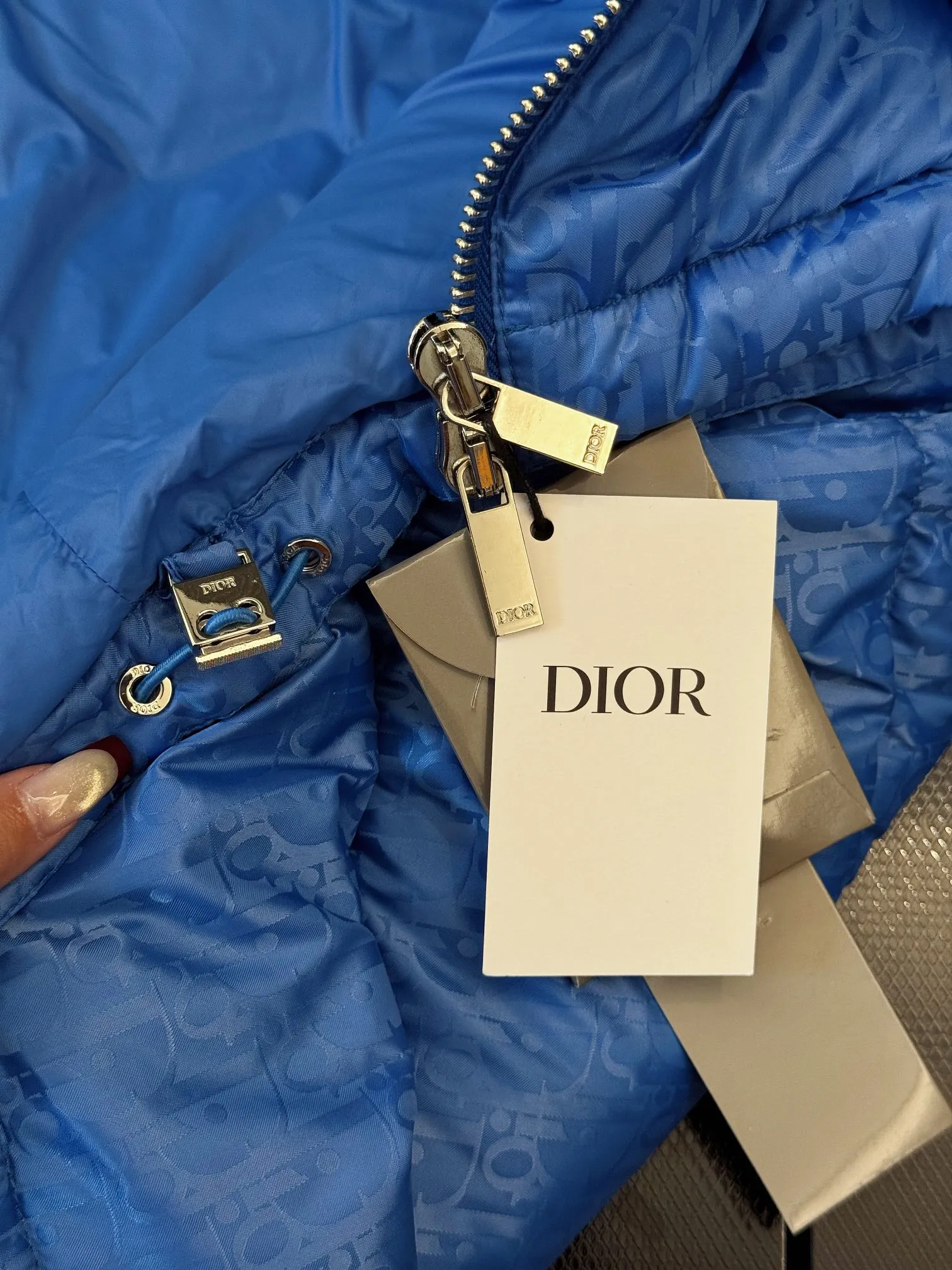 🅿️780 💎Electric Blue💎 Top quality, six colors available, new down ⬆️ Dior 23FW oblique dark pattern old flower stand collar down jacket, the same style at the counter, popular all the way🔥The old flower down jacket is here🤩～ This is a down jacket with ultra-complex craftsmanship. The custom-made fabric cycle takes up to 50 days. Based on the original fabric, laser jacquard makes the whole piece of clothing concave and convex, with a stronger three-dimensional effect and a more obvious 3D effect. ✨This fabric has a good hand feel, and the dark pattern presbyopia on the jacket is very low-key. The fabric shows a dark luster and has extremely high waterproof properties! The real texture is more perfect, custom-woven high-density satin nylon material and dark jacquard weave, simple and refreshing, thick and fluffy, super three-proof fabric, waterproof, stain-proof and dust-proof! ✨ Full-width jacquard LOGO, ultra-high-end luxury and style. The handsomeness and eye-catching index of the upper body are absolutely NO. 1. Fully custom-woven jacquard LOGO technology fabric, high-density polyester fiber. It is a new type of heat-insulating and light-weight fabric. It has a light texture, delicate and soft warmth and breathability. Especially the LOGO jacquard produces different light and dark interweaving under different lights! Full of hidden flower logos, low-key with a touch of expensiveness, the overall shape is not too bloated, windproof and waterproof, it can be called a haven in winter 😍 Simple but not simple, wear it with a wrap in autumn and winter. ✨The interior is filled with 90-fill white goose down, (90% white goose down ➕10% white goose feather) This type of down is full of fluffiness, better thermal insulation, and has no down stalks! Hooded and windproof design, comfortable and warm! The white goose down filled inside is a strong guarantee of warmth and cold resistance. As for the so-called odor gas of down, it is completely worry-free. The upper body is light and full. The down filling is sufficiently balanced to obtain uniform warmth! The upper body is eye-catching. ✨The hardware of the whole garment is made of original 1V1 customized tungsten material. Leather label design, hot melt technology, one-time molding. Size: S-3Xl (44-54 yards) couple style. Available in six colors: light gray/light blue/navy blue/dark gray/black/dark blue