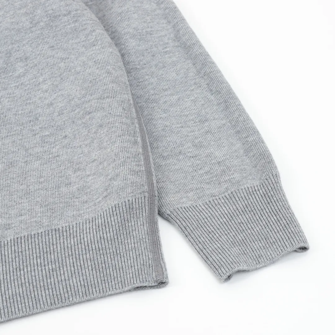 🅿️680 DIOR/Dior Oblique old flower jacquard knitted cashmere double-sided crew neck sweater A super thick sweater, with a solid color logo spliced on one side and classic presbyopia on the other. The material is imported cashmere + wool blended. It has been washed and softened to size. It feels great. The yarn color is dyed from the original version. After customizing the yarn, it is all twisted and then spliced to achieve the twist and stiffness of the original version. The fabric pieces are sewn by hand, the bags are hand-picked, and then washed with water. Agent reinforcement, 7-needle jacquard craft yarn is clear and textured, imported machine knitting pieces are very time-consuming for this garment, the stitching is artificial discs, hand-picked, the machined zipper bottom patch is a 14-needle knitted four-flat patch, the washing water uses imported washing water raw materials, the ready-to-wear has a lazy and casual feel, looks high-end, the whole dress is made of very heavy and solid materials, the blended cashmere has a very good thermal insulation effect, and three standards for customized accessories! Size：S-L