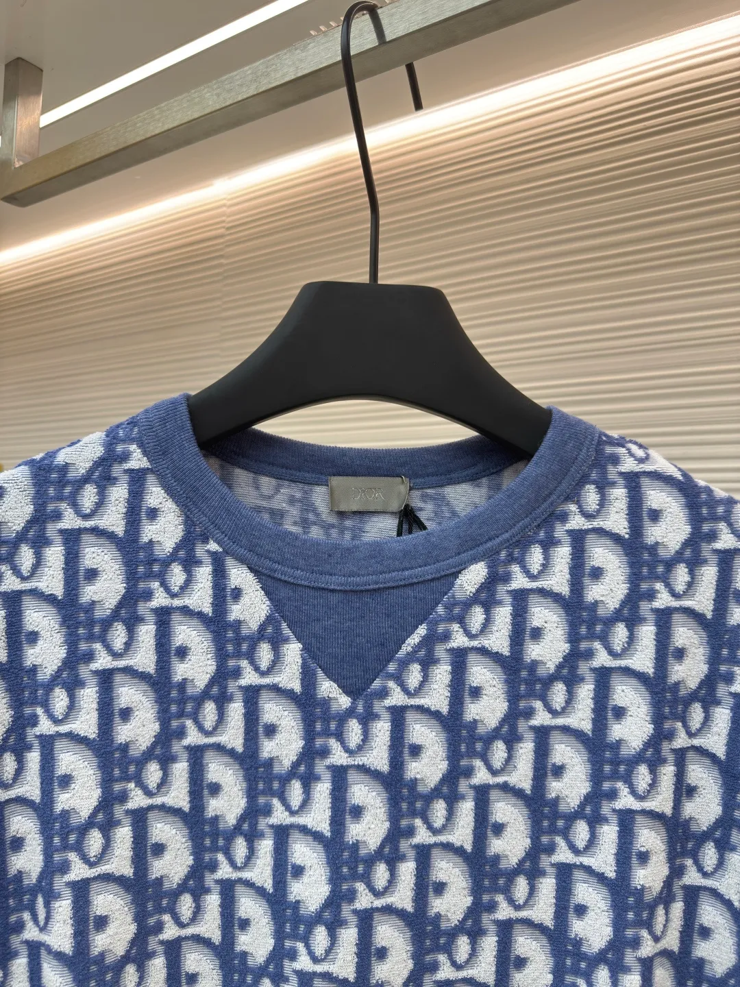 Dior two-color towel jacquard T-shirt ●Original version: purchased and developed for 7700 ●Item number: 1680701-A35 ●Fabric: towel fabric ●Technology: jacquard production ●Version: fitted version ●Weight: about 340 grams ●Size: XS-S-M-L ●Description: The fabric is made of single-sided jacquard terry cloth, the bottom is made of 50s double-ply long-staple cotton yarn, the middle layer is 75D spandex high elastic yarn, the loop is made of 60s double-ply ring-spun combed cotton yarn, purchased in green and blue Two samples are made to order and dye bulk yarn colors. A 20-needle single-sided terry jacquard machine is used to weave the embryonic fabric, which is then washed and shaped to produce the finished fabric. After the washing process, the ring-spun yarn terry is more fluffy and three-dimensional than the compact-spun yarn. The ribs are woven using a horizontal machine, and the yarns are dyed and section-dyed to create a finished rib with a colored flower effect. The overall wiring is straight and delicate, the fabric is comfortable and soft, and the color is consistent without color difference. It can be matched with the same style to create a fashionable look and control various occasions. Customized accessories, complete with three standards, same style for men and women!