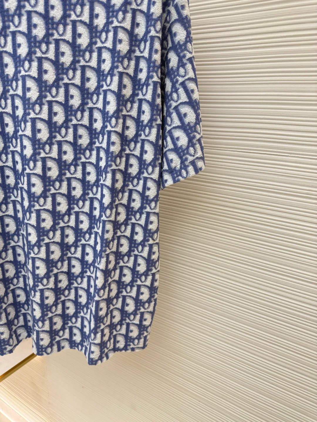 Dior two-color towel jacquard T-shirt ●Original version: purchased and developed for 7700 ●Item number: 1680701-A35 ●Fabric: towel fabric ●Technology: jacquard production ●Version: fitted version ●Weight: about 340 grams ●Size: XS-S-M-L ●Description: The fabric is made of single-sided jacquard terry cloth, the bottom is made of 50s double-ply long-staple cotton yarn, the middle layer is 75D spandex high elastic yarn, the loop is made of 60s double-ply ring-spun combed cotton yarn, purchased in green and blue Two samples are made to order and dye bulk yarn colors. A 20-needle single-sided terry jacquard machine is used to weave the embryonic fabric, which is then washed and shaped to produce the finished fabric. After the washing process, the ring-spun yarn terry is more fluffy and three-dimensional than the compact-spun yarn. The ribs are woven using a horizontal machine, and the yarns are dyed and section-dyed to create a finished rib with a colored flower effect. The overall wiring is straight and delicate, the fabric is comfortable and soft, and the color is consistent without color difference. It can be matched with the same style to create a fashionable look and control various occasions. Customized accessories, complete with three standards, same style for men and women!