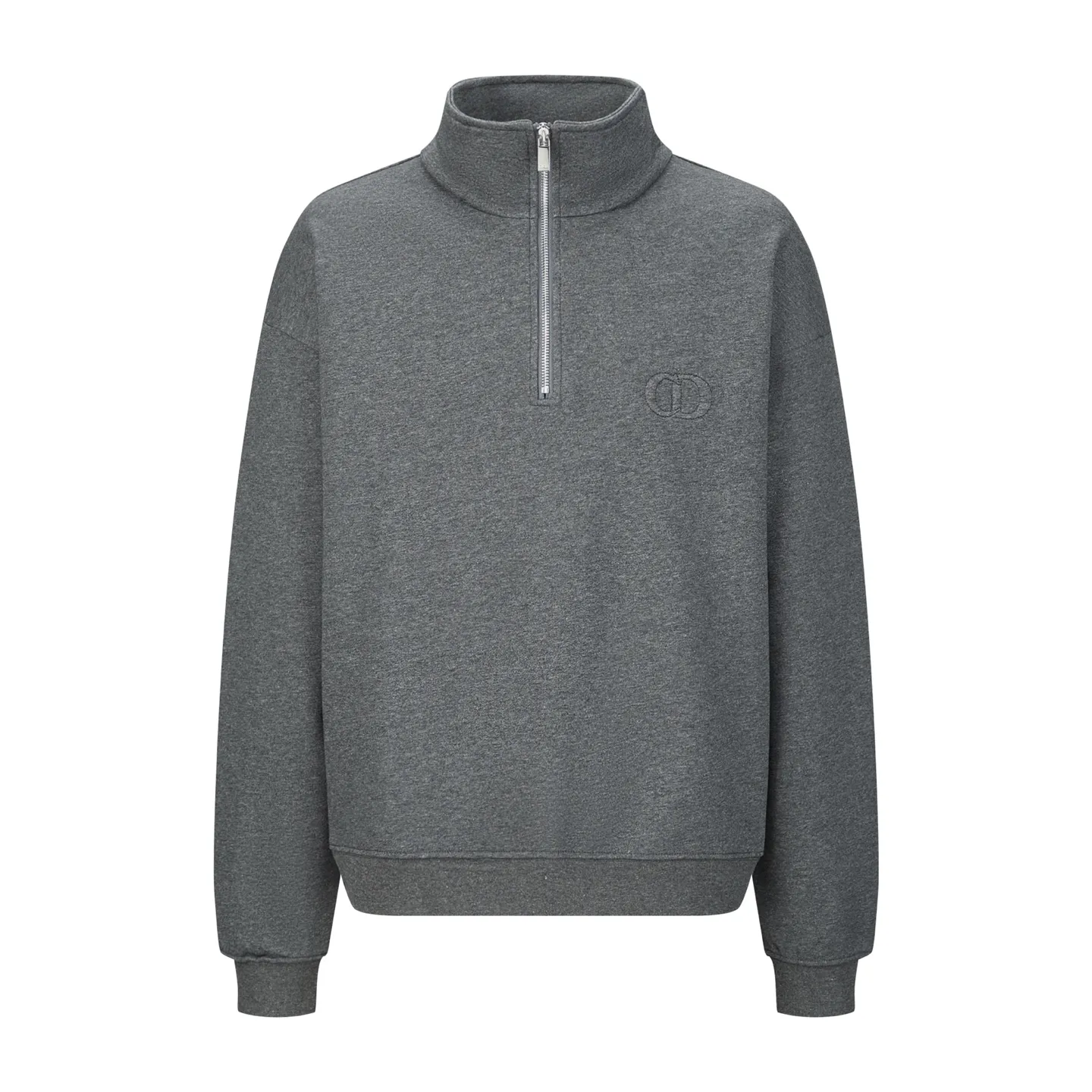 🅿️400 CD 25FW Logo embroidered half-zip stand-up collar sweatshirt (dark gray) The original version was purchased for 15,000 and developed. The fabric is made of 380g terry fleece fabric and the fabric is made of long yarn Pima cotton original customized floral gray. The thread adopts 2*2 double yarn thread, and the thread is made of pure yarn. It can fix the fabric at high temperature and not deform after long-term wear. The embroidery uses internal double-needle embroidery method, and the reverse side is embroidered to create a seam effect. The zipper adopts the original electroplated white No. 3 zipper puller, and the pull teeth adopt European style teeth. The slider bears the Dior brand's iconic logo. This CD Icon half-zip sweatshirt gives a classic piece a modern twist. Crafted from gray cotton fleece in an oversized fit, it's uniquely embroidered with the CD icon debossed on the chest. The zipper neckline can be paired with this season's jeans for a distinctly modern look. Zippered stand collar with debossed embroidered CD icon on chest Ribbed hem and cuffs 100% cotton Size: S-M-L-XL