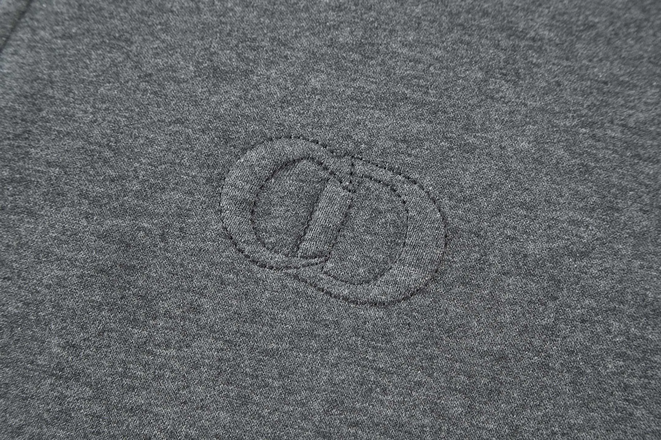🅿️400 CD 25FW Logo embroidered half-zip stand-up collar sweatshirt (dark gray) The original version was purchased for 15,000 and developed. The fabric is made of 380g terry fleece fabric and the fabric is made of long yarn Pima cotton original customized floral gray. The thread adopts 2*2 double yarn thread, and the thread is made of pure yarn. It can fix the fabric at high temperature and not deform after long-term wear. The embroidery uses internal double-needle embroidery method, and the reverse side is embroidered to create a seam effect. The zipper adopts the original electroplated white No. 3 zipper puller, and the pull teeth adopt European style teeth. The slider bears the Dior brand's iconic logo. This CD Icon half-zip sweatshirt gives a classic piece a modern twist. Crafted from gray cotton fleece in an oversized fit, it's uniquely embroidered with the CD icon debossed on the chest. The zipper neckline can be paired with this season's jeans for a distinctly modern look. Zippered stand collar with debossed embroidered CD icon on chest Ribbed hem and cuffs 100% cotton Size: S-M-L-XL