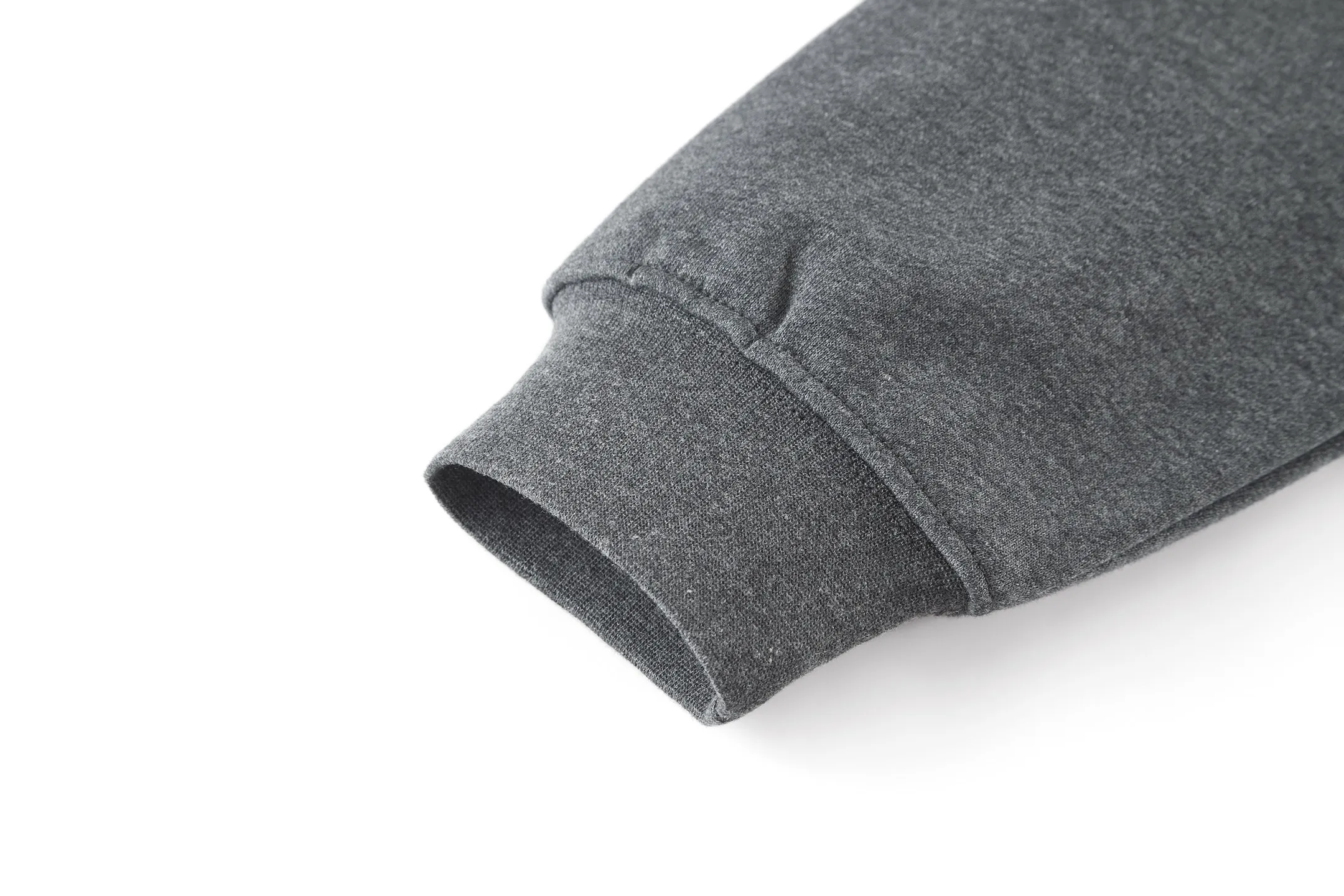 🅿️400 CD 25FW Logo embroidered half-zip stand-up collar sweatshirt (dark gray) The original version was purchased for 15,000 and developed. The fabric is made of 380g terry fleece fabric and the fabric is made of long yarn Pima cotton original customized floral gray. The thread adopts 2*2 double yarn thread, and the thread is made of pure yarn. It can fix the fabric at high temperature and not deform after long-term wear. The embroidery uses internal double-needle embroidery method, and the reverse side is embroidered to create a seam effect. The zipper adopts the original electroplated white No. 3 zipper puller, and the pull teeth adopt European style teeth. The slider bears the Dior brand's iconic logo. This CD Icon half-zip sweatshirt gives a classic piece a modern twist. Crafted from gray cotton fleece in an oversized fit, it's uniquely embroidered with the CD icon debossed on the chest. The zipper neckline can be paired with this season's jeans for a distinctly modern look. Zippered stand collar with debossed embroidered CD icon on chest Ribbed hem and cuffs 100% cotton Size: S-M-L-XL