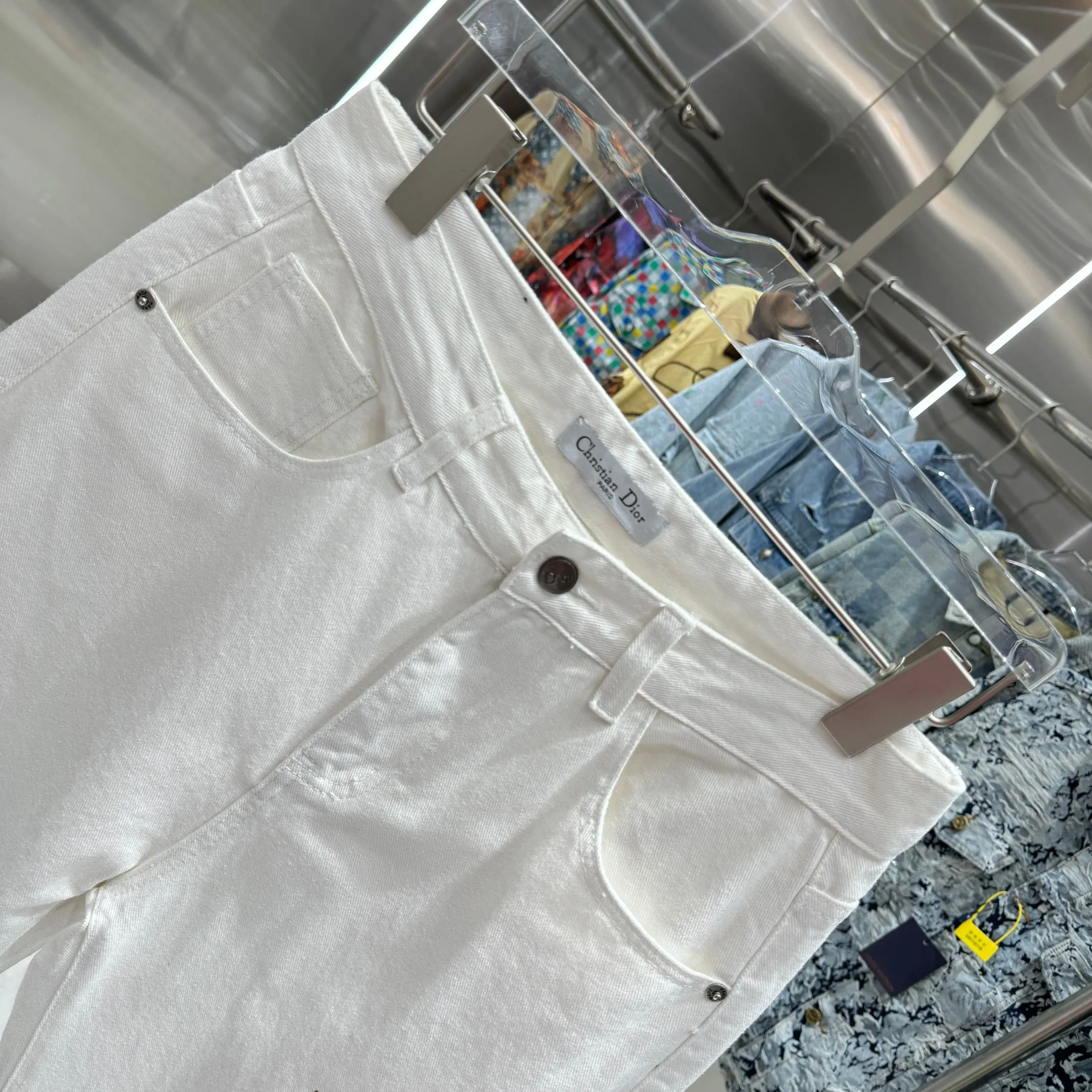 🅿️240 Dior 25 new products back pocket letter LOGO jeans! Specific latest brand leather label blockbuster item ~ private channel rare product! No matter from the pattern, fabric or small details of hardware accessories, you can't be picky! Customer-supplied hardware accessories Imported customer-supplied custom-woven denim cotton fabric, fashionable and individual. Super versatile and good-looking, a must-have for everyone. Very good-looking Size: 28 30 32 34 36 Color: white