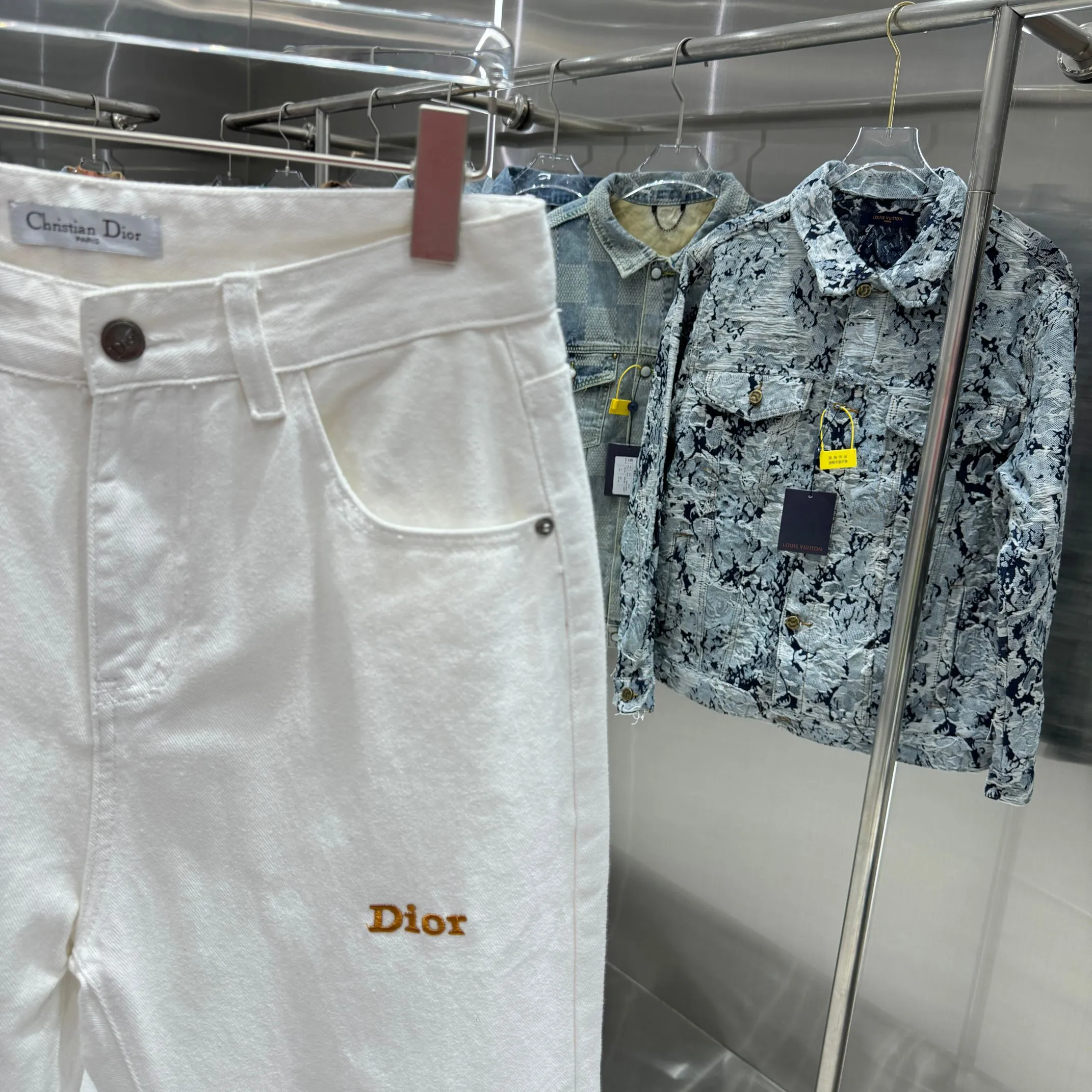 🅿️240 Dior 25 new products back pocket letter LOGO jeans! Specific latest brand leather label blockbuster item ~ private channel rare product! No matter from the pattern, fabric or small details of hardware accessories, you can't be picky! Customer-supplied hardware accessories Imported customer-supplied custom-woven denim cotton fabric, fashionable and individual. Super versatile and good-looking, a must-have for everyone. Very good-looking Size: 28 30 32 34 36 Color: white