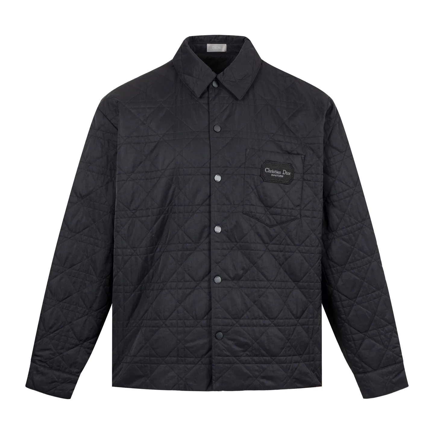 🅿️720 [Exclusive supply] CD Cannage nameplate embroidered jacket. The original version was purchased for 23,000 and developed. The fabric is made of polyester fiber technical fabric, which has both light texture and crisp silhouette. The whole body is quilted in the same tone to present the brand's iconic cannage pattern, and the details are full of exquisite craftsmanship. The chest patch pocket is decorated with an embroidered Christian Dior Couture logo, highlighting the brand's DNA. Side slits and metal snaps engraved with the Dior logo allow you to adjust the style of wearing. The overall tailoring is neat and smooth, perfectly combining traditional quilting technology with modern technological fabrics. The black tone presents a low-key luxury feel, and the cannage quilting lines are delicate and even, showing the craftsmanship of high-end ready-to-wear. This piece can be worn open for a casual style, or fastened with snaps for a slim fit, making it perfect for a variety of dressing scenarios. Size:46/48/50/52