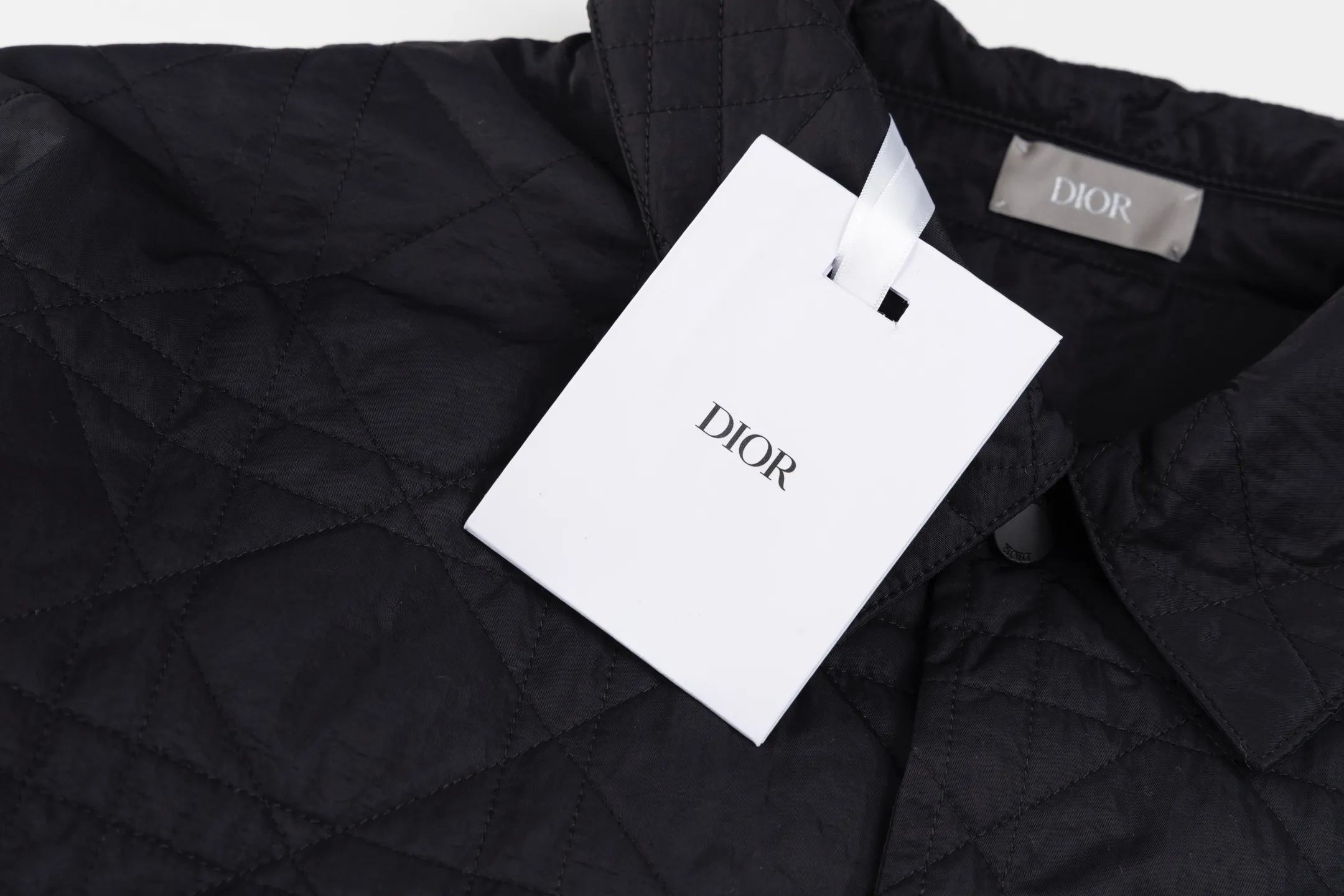 🅿️720 [Exclusive supply] CD Cannage nameplate embroidered jacket. The original version was purchased for 23,000 and developed. The fabric is made of polyester fiber technical fabric, which has both light texture and crisp silhouette. The whole body is quilted in the same tone to present the brand's iconic cannage pattern, and the details are full of exquisite craftsmanship. The chest patch pocket is decorated with an embroidered Christian Dior Couture logo, highlighting the brand's DNA. Side slits and metal snaps engraved with the Dior logo allow you to adjust the style of wearing. The overall tailoring is neat and smooth, perfectly combining traditional quilting technology with modern technological fabrics. The black tone presents a low-key luxury feel, and the cannage quilting lines are delicate and even, showing the craftsmanship of high-end ready-to-wear. This piece can be worn open for a casual style, or fastened with snaps for a slim fit, making it perfect for a variety of dressing scenarios. Size:46/48/50/52