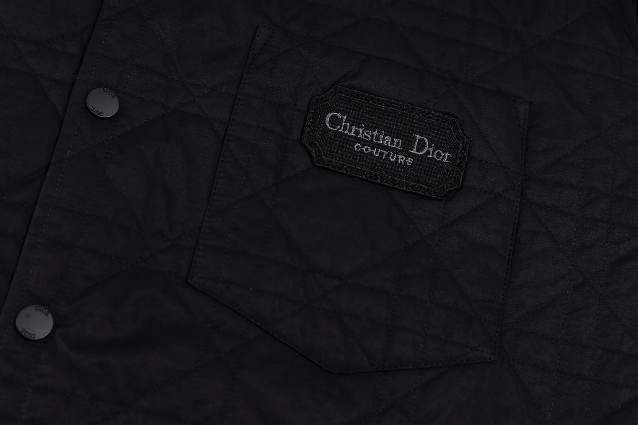 🅿️720 [Exclusive supply] CD Cannage nameplate embroidered jacket. The original version was purchased for 23,000 and developed. The fabric is made of polyester fiber technical fabric, which has both light texture and crisp silhouette. The whole body is quilted in the same tone to present the brand's iconic cannage pattern, and the details are full of exquisite craftsmanship. The chest patch pocket is decorated with an embroidered Christian Dior Couture logo, highlighting the brand's DNA. Side slits and metal snaps engraved with the Dior logo allow you to adjust the style of wearing. The overall tailoring is neat and smooth, perfectly combining traditional quilting technology with modern technological fabrics. The black tone presents a low-key luxury feel, and the cannage quilting lines are delicate and even, showing the craftsmanship of high-end ready-to-wear. This piece can be worn open for a casual style, or fastened with snaps for a slim fit, making it perfect for a variety of dressing scenarios. Size:46/48/50/52