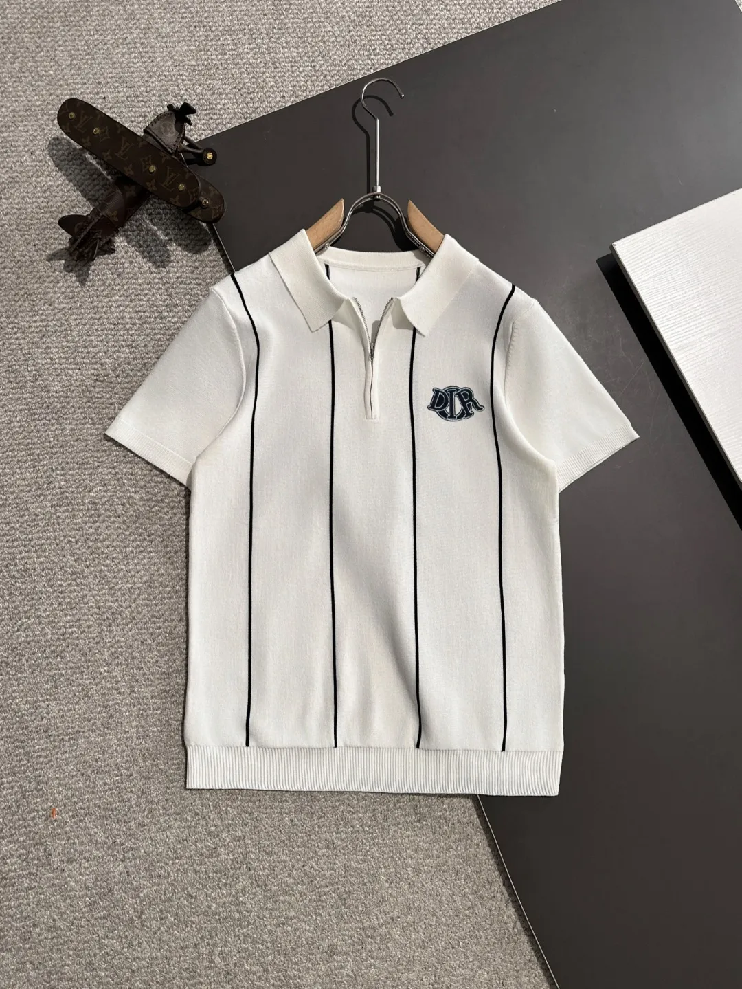 🅿️330 shipped next day. High quality Dior 2025 spring and summer new men's lapel short-sleeved T-shirt. Made of combed cotton yarn knitted cotton fabric. Pure cotton high-weight special yarn. It feels heavy when weighed. The upper body is also more textured than ordinary T-shirts. This texture can cope with the weather easily and is suitable for both hot and cold! The pattern on the chest adopts three-dimensional embroidery technology, and is perfectly produced stitch by stitch with reference to the original version! Loose fit design, looks noble. Size: M to XXXL