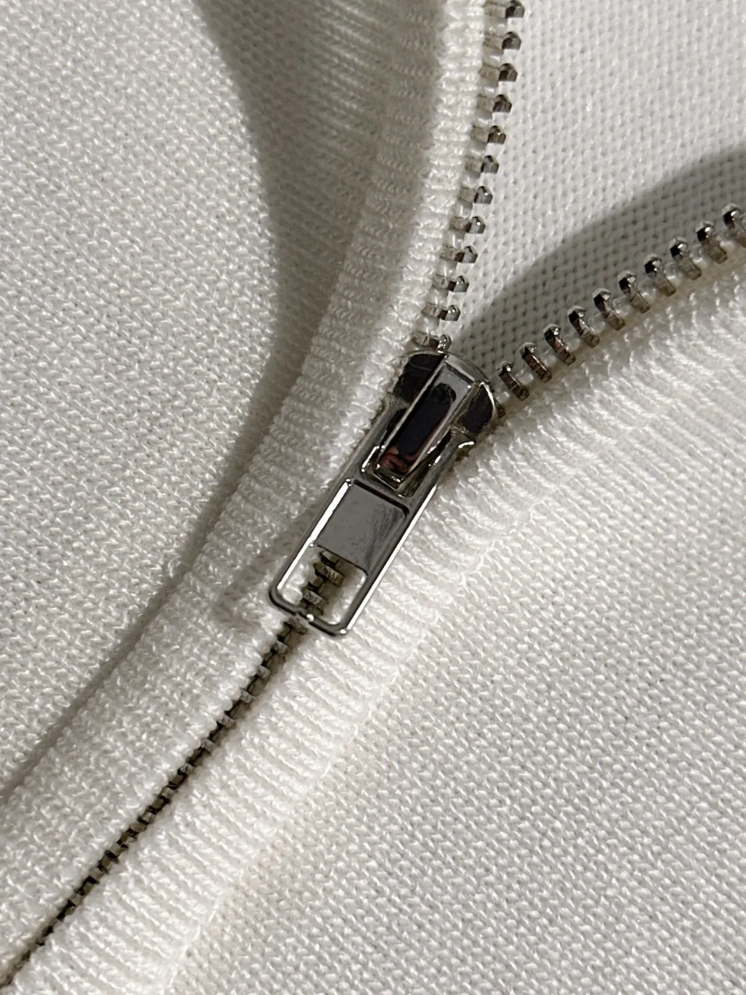 🅿️330 shipped next day. High quality Dior 2025 spring and summer new men's lapel short-sleeved T-shirt. Made of combed cotton yarn knitted cotton fabric. Pure cotton high-weight special yarn. It feels heavy when weighed. The upper body is also more textured than ordinary T-shirts. This texture can cope with the weather easily and is suitable for both hot and cold! The pattern on the chest adopts three-dimensional embroidery technology, and is perfectly produced stitch by stitch with reference to the original version! Loose fit design, looks noble. Size: M to XXXL